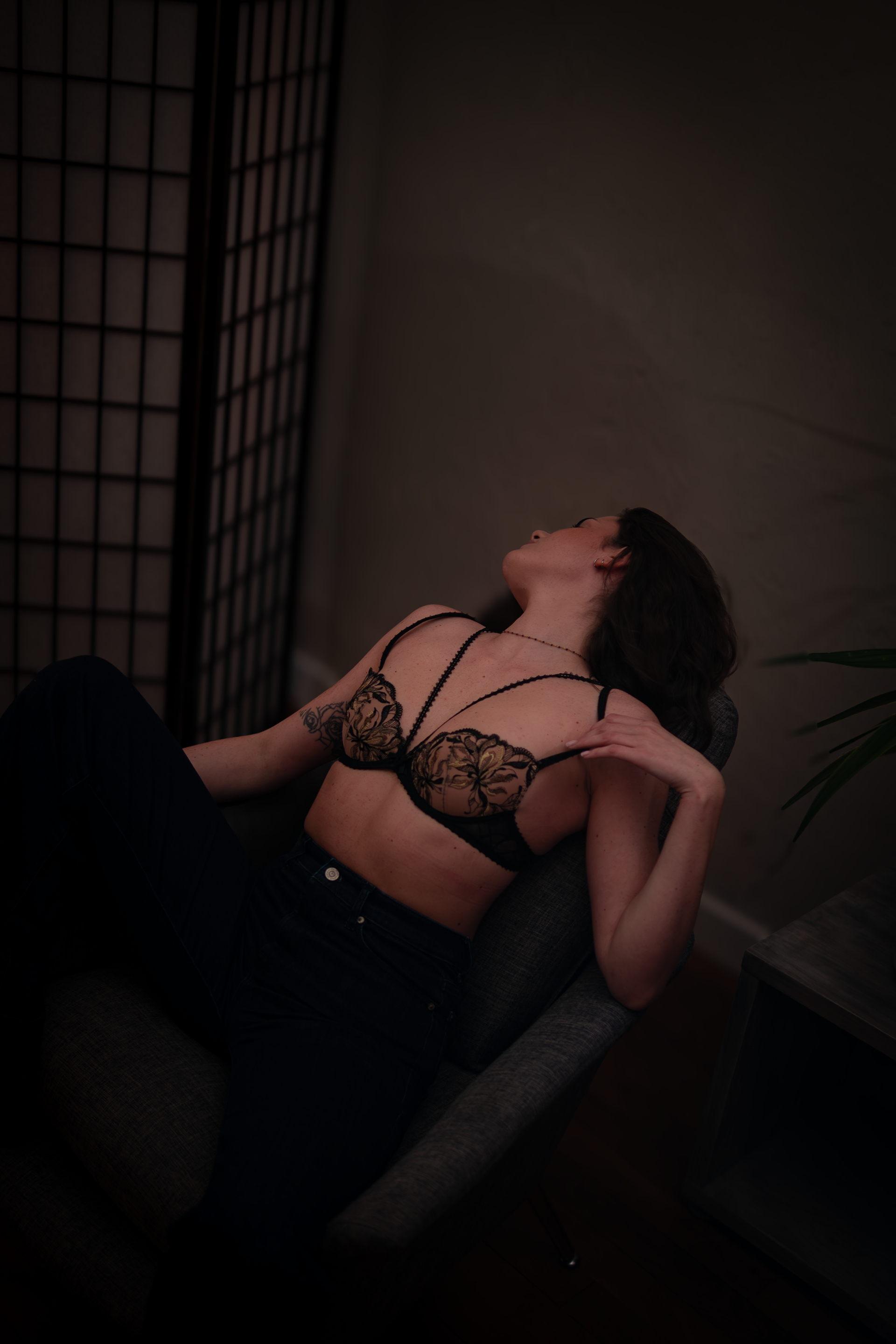 Série réalisée avec Capucine, intitulée "Libre de faire". Une exploration visuelle à la croisée du glamour et du sensuel, frôlant parfois l’érotisme. La lumière, les cadrages et l'attitude dégagent une touche cinématographique, traduisant un sentiment de liberté assumée et d’expression corporelle sans filtre.