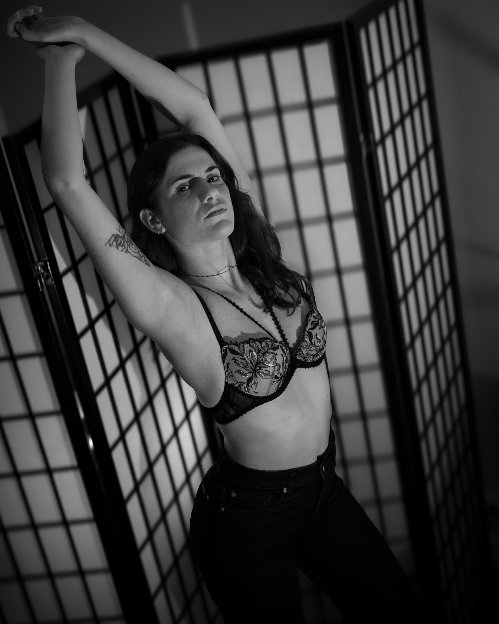 Série réalisée avec Capucine, intitulée "Libre de faire". Une exploration visuelle à la croisée du glamour et du sensuel, frôlant parfois l’érotisme. La lumière, les cadrages et l'attitude dégagent une touche cinématographique, traduisant un sentiment de liberté assumée et d’expression corporelle sans filtre.