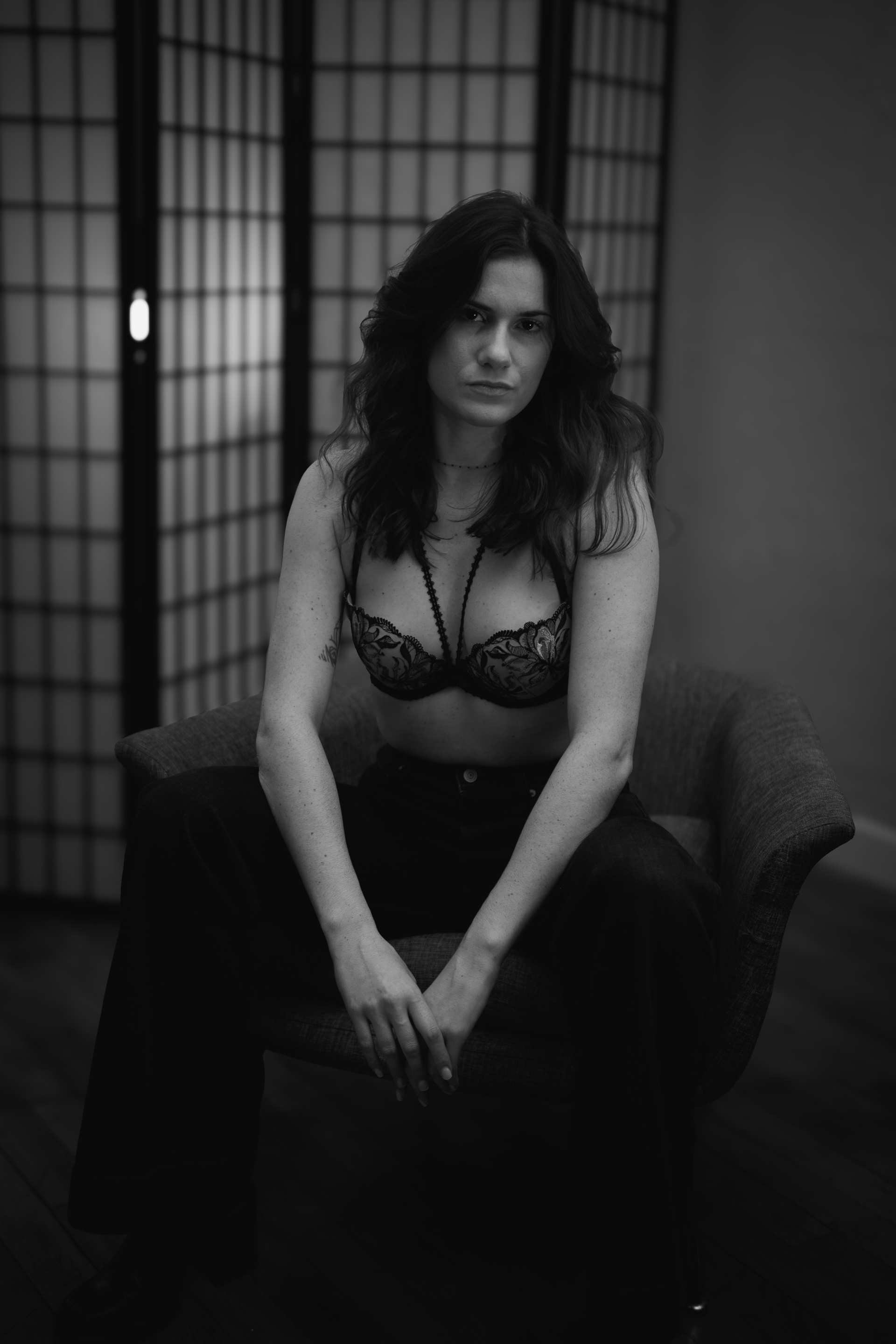 Série réalisée avec Capucine, intitulée "Libre de faire". Une exploration visuelle à la croisée du glamour et du sensuel, frôlant parfois l’érotisme. La lumière, les cadrages et l'attitude dégagent une touche cinématographique, traduisant un sentiment de liberté assumée et d’expression corporelle sans filtre.