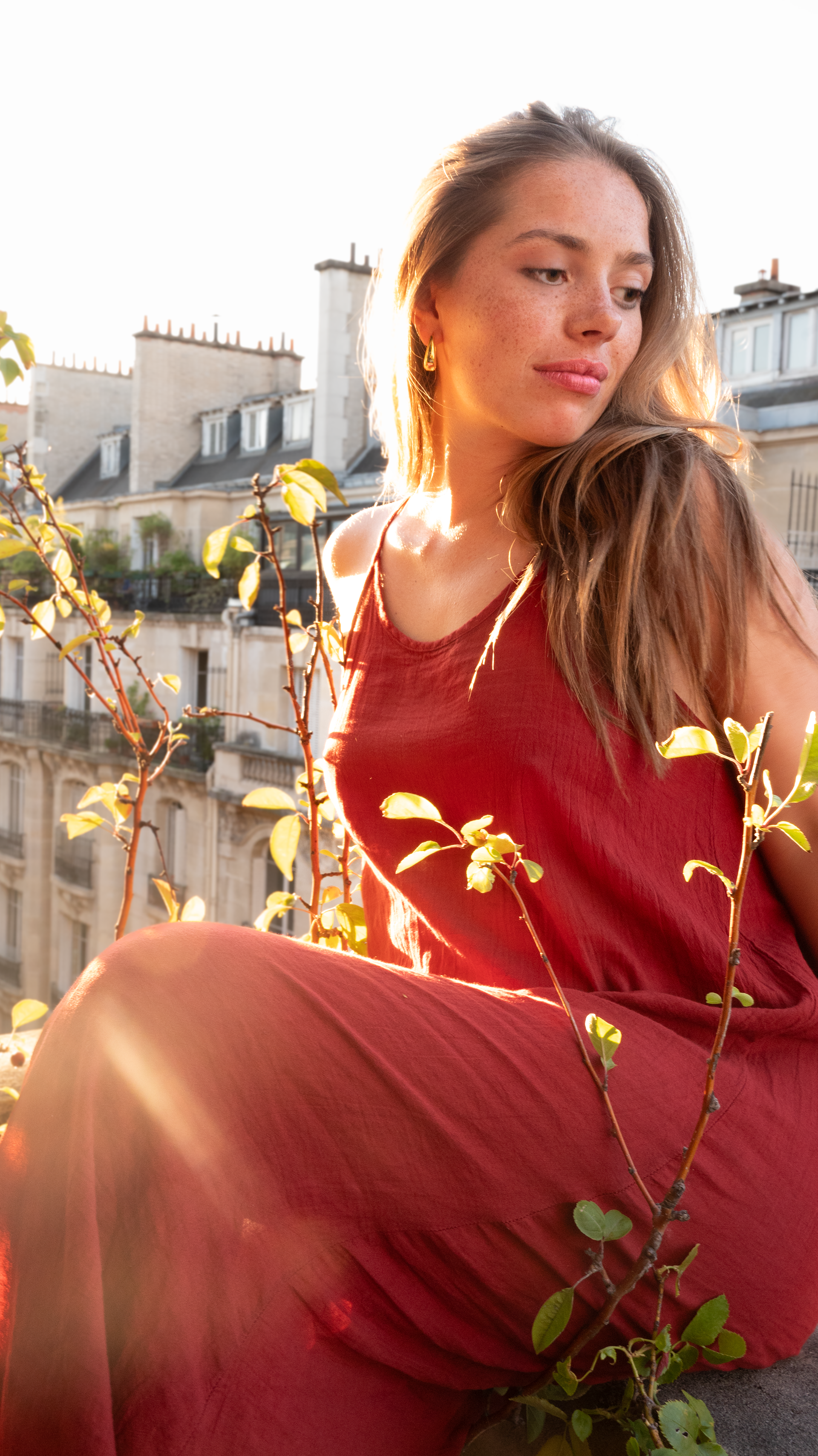 "Early Bird", portrait d’Olivia capturé à l’aube, sur le balcon d’un appartement parisien. Le soleil se lève, les oiseaux piaillent, la jeunesse décadente rit encore de la nuit passée. Une scène suspendue, authentique et légère, entre poésie urbaine et rire des esprits qui se rencontrent