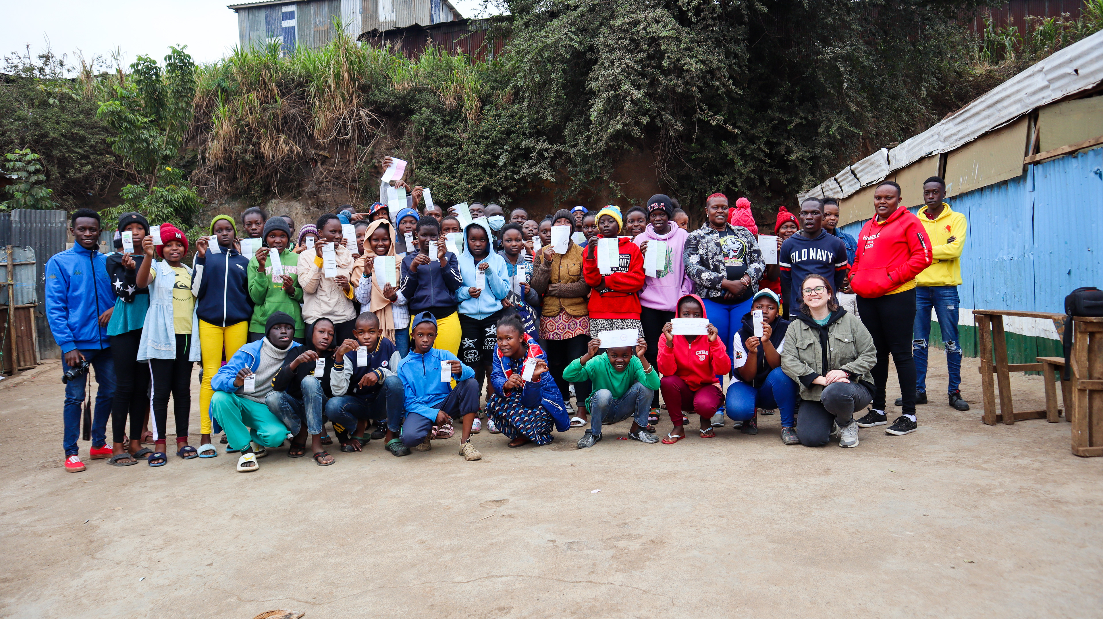 Estudiantes apadrinados que regresan a mostrar sus notas