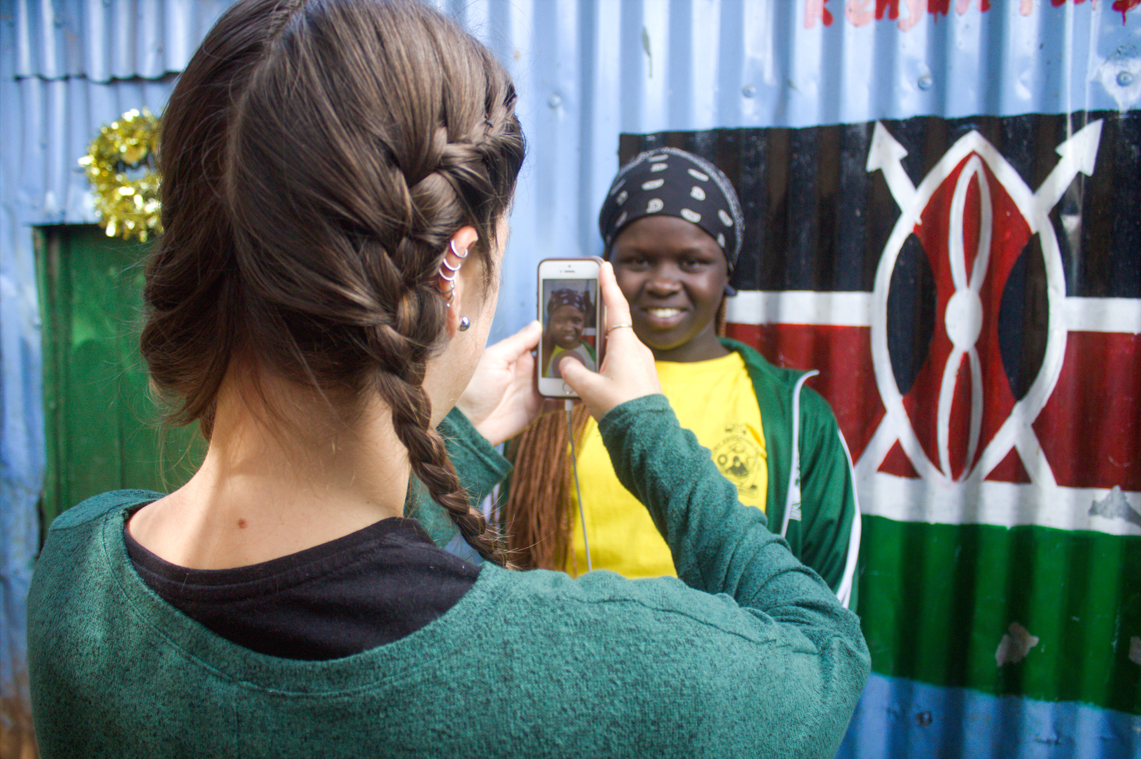 Isidora grabando saludos a los padrinos y madrinas