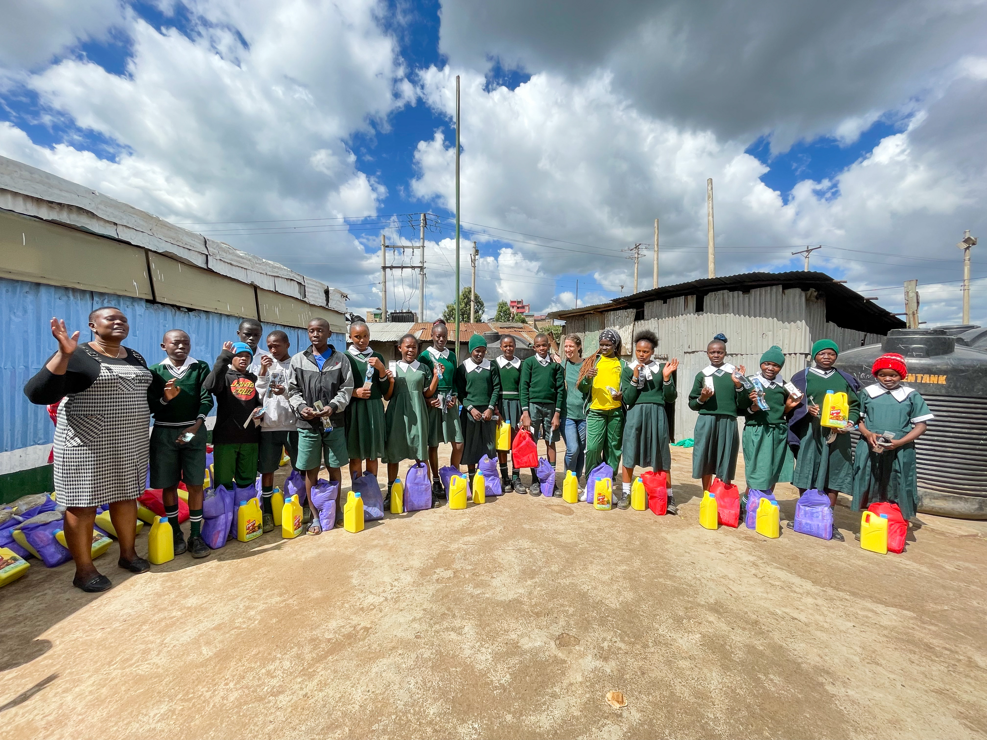 Entrega de alimentos como regalo navideño