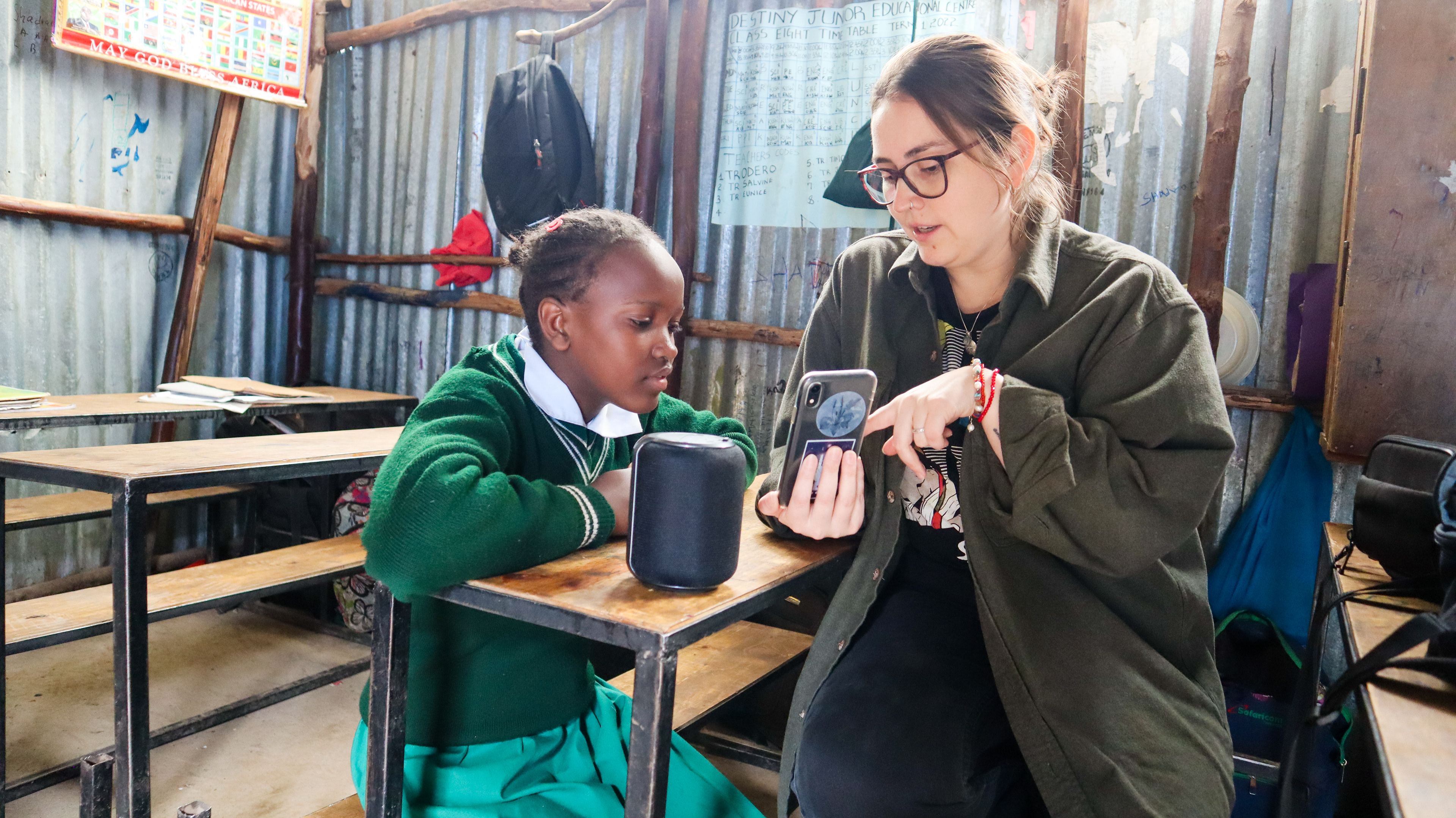 Camila mostrando los videos de los padrinos y madrinas