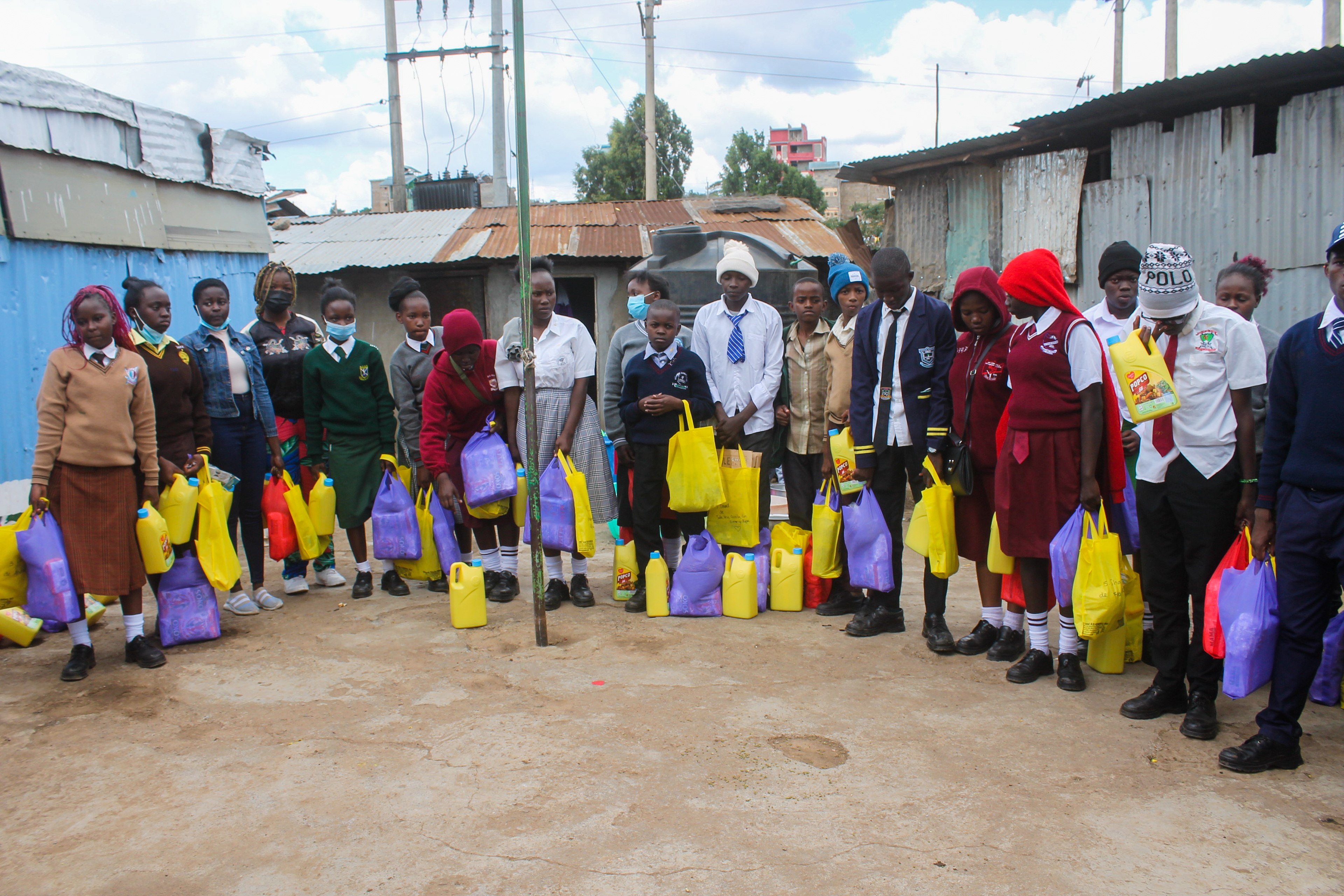 Entrega de alimentos como regalo navideño