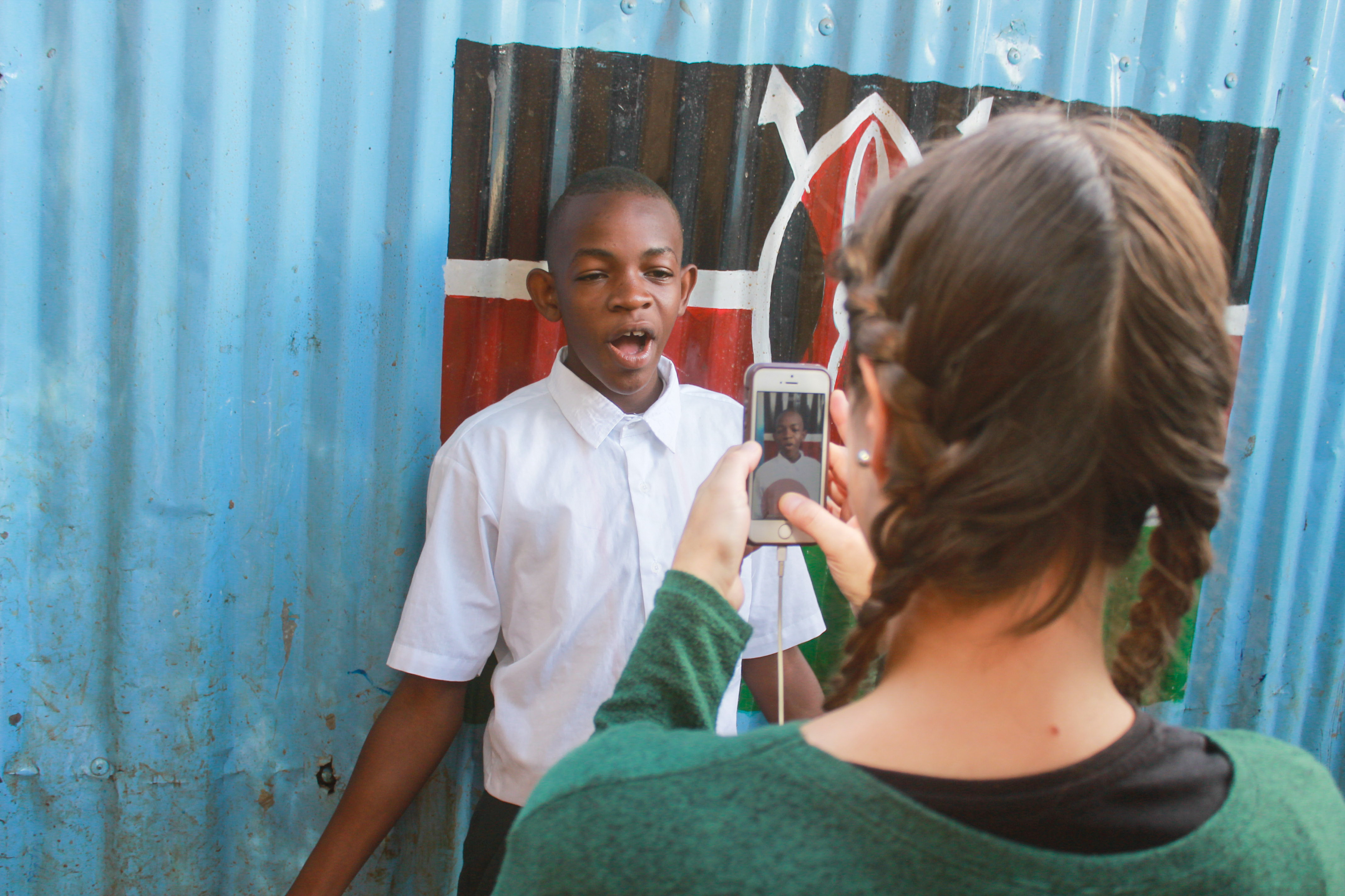 Isidora grabando saludos a los padrinos y madrinas