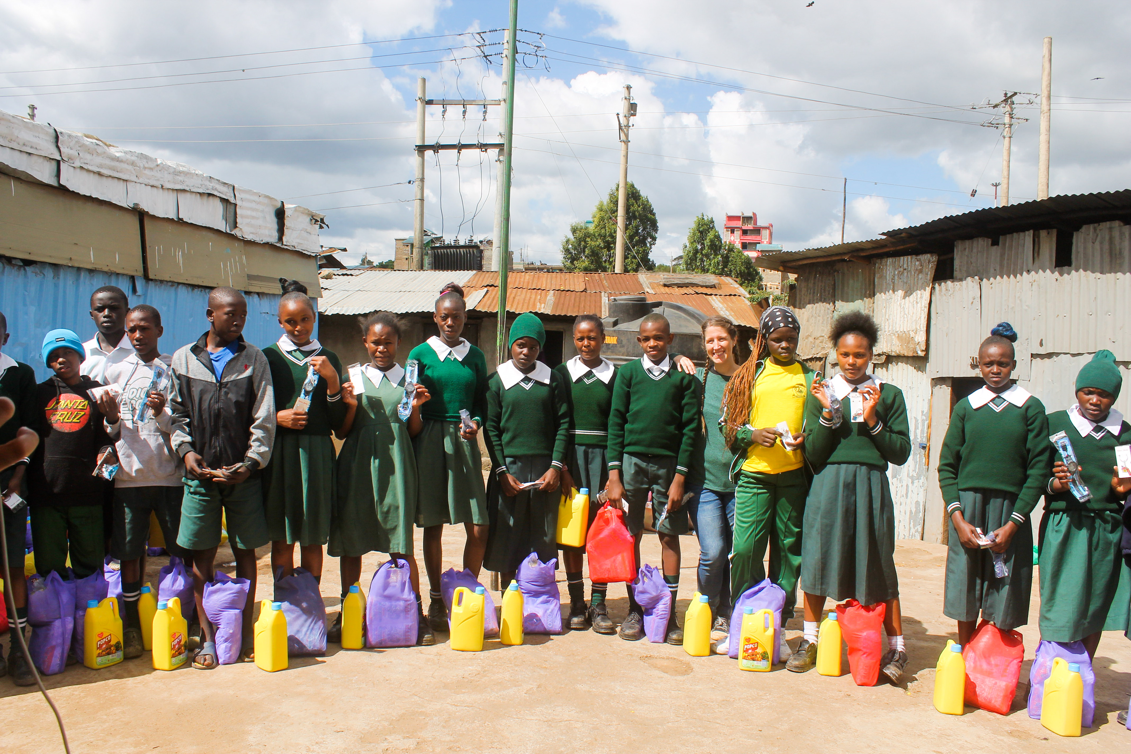 Entrega de alimentos como regalo navideño