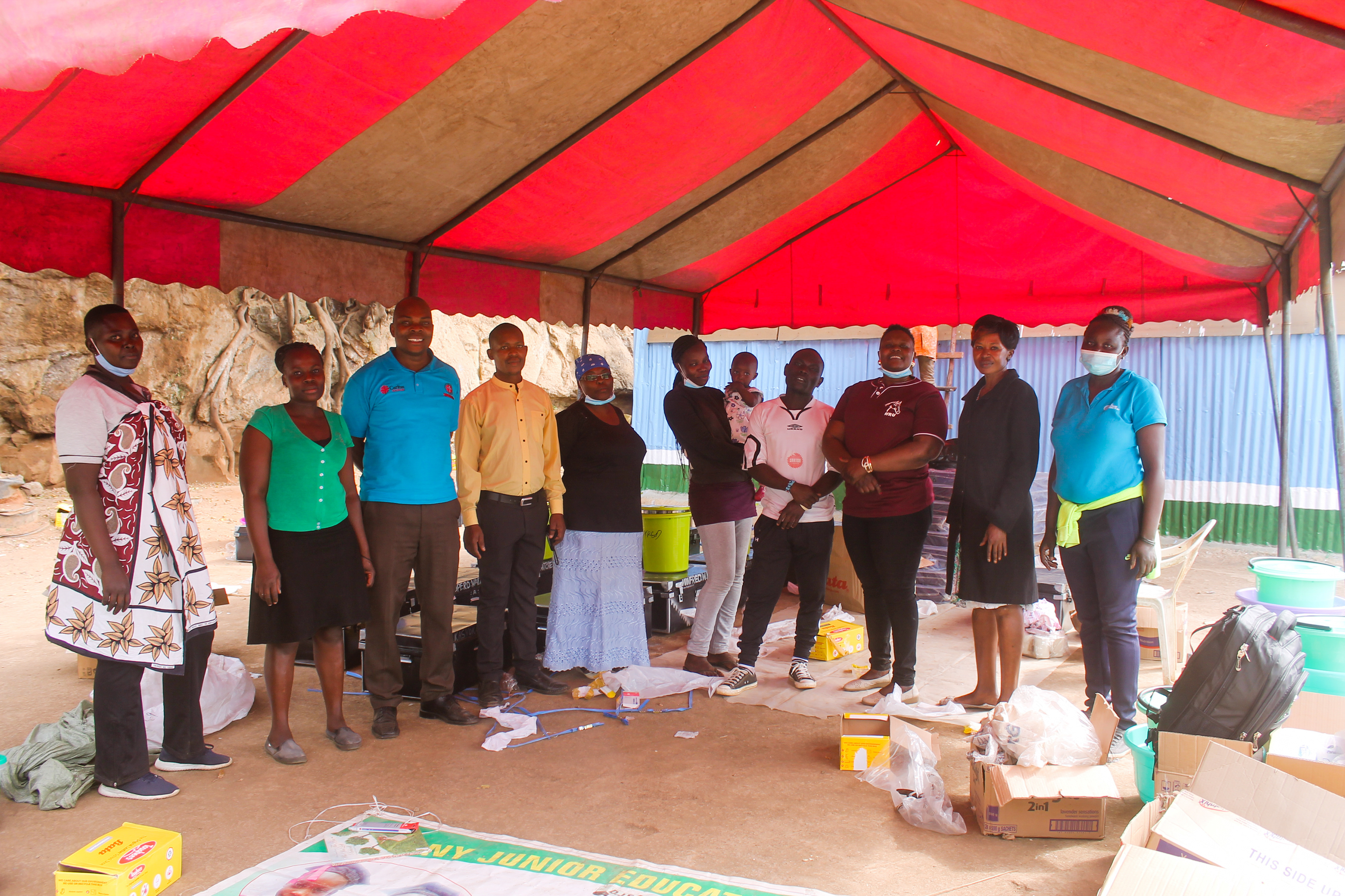 Equipo de profesores ordenando materiales