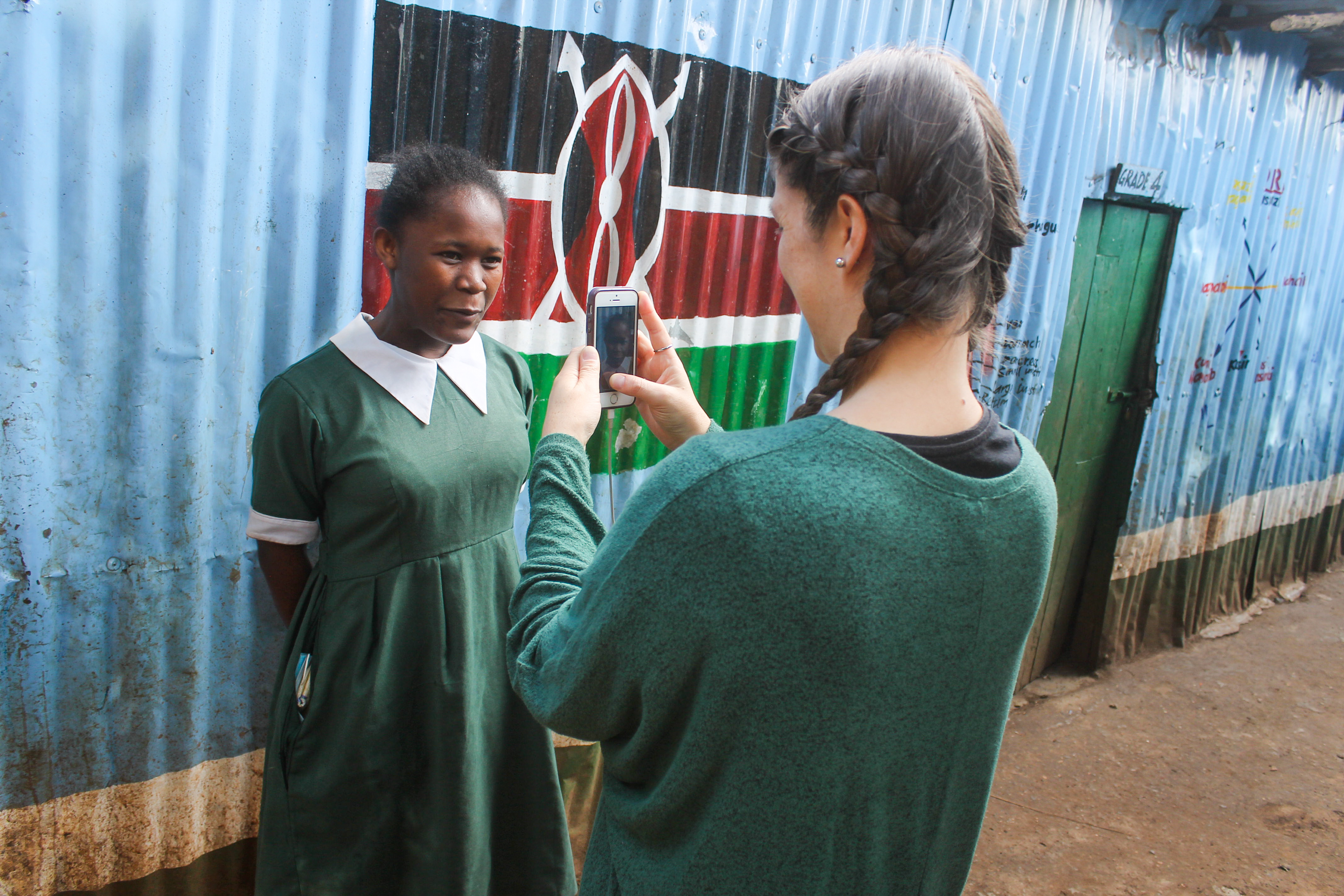 sidora grabando saludos a los padrinos y madrinas