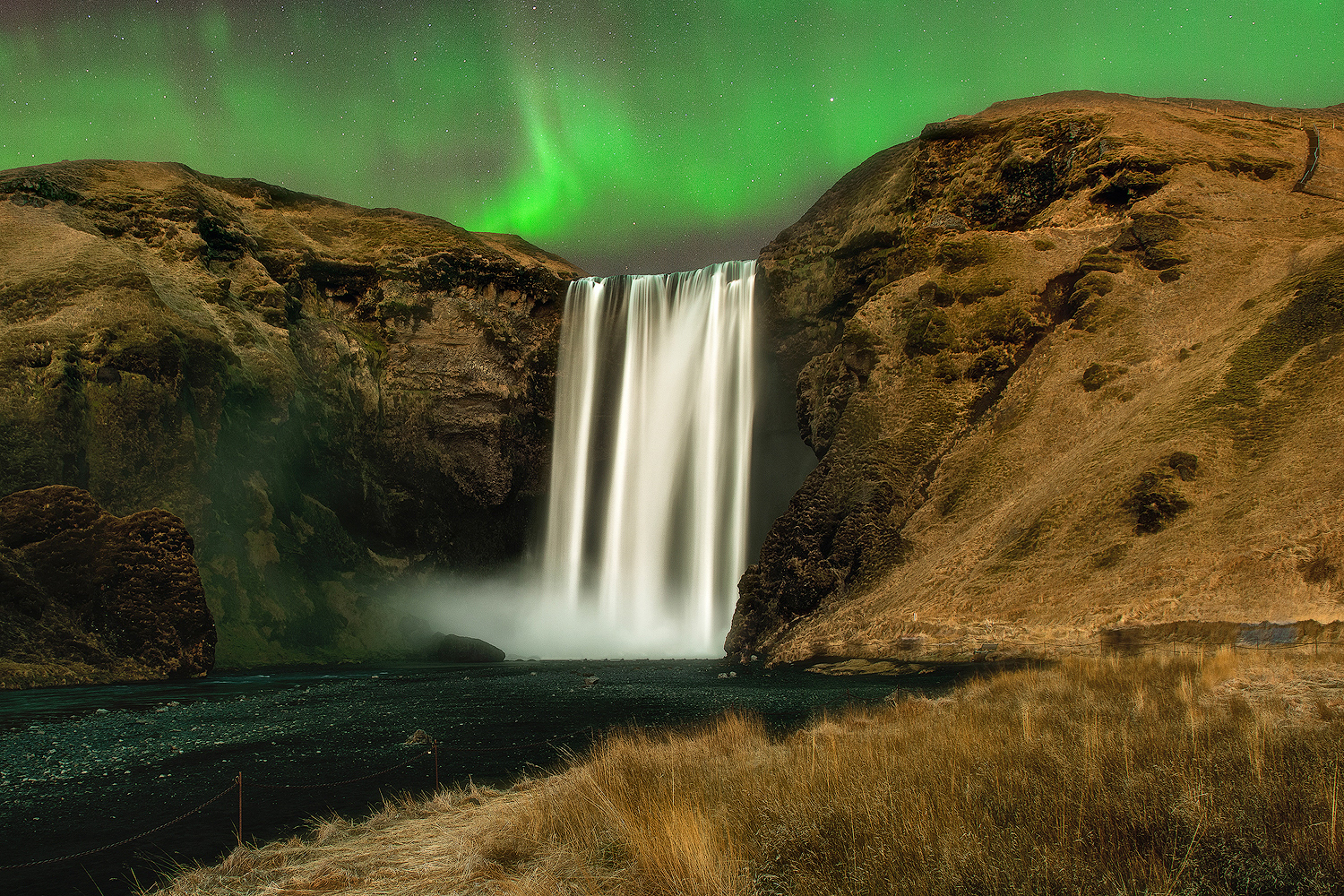 Aurora boreale sopra Skógafoss, Islanda