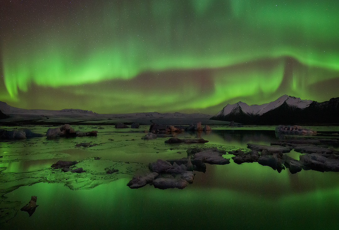 Aurora boreale sulla laguna glaciale di Jökulsárlón