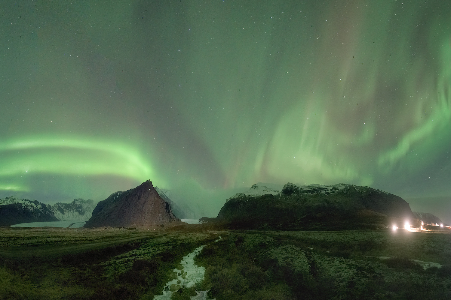 Panoramica sul ghiacciaio Svínafellsjökull e Aurora boreale