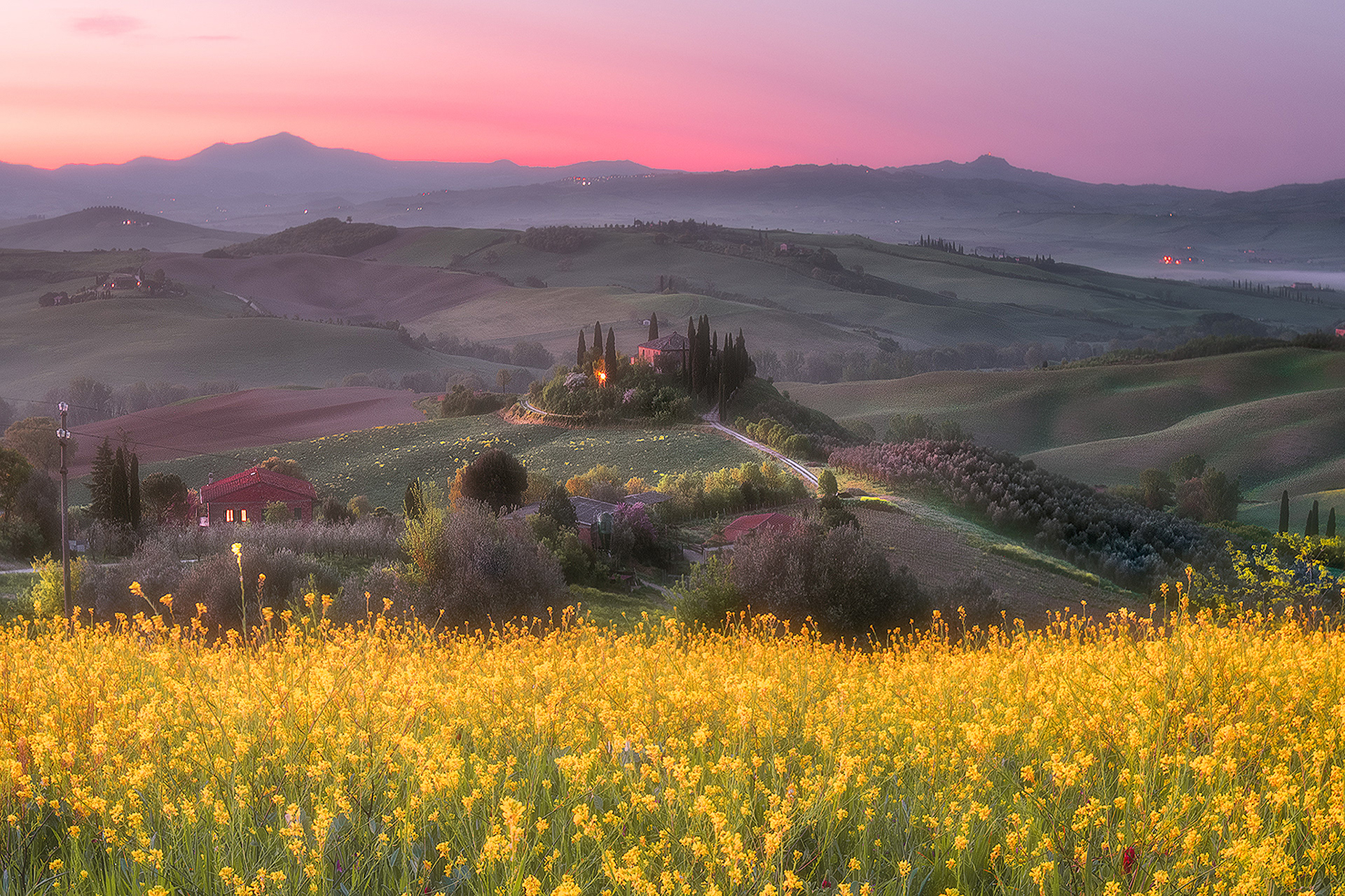 Alba sul paesaggio della Val d'Orcia