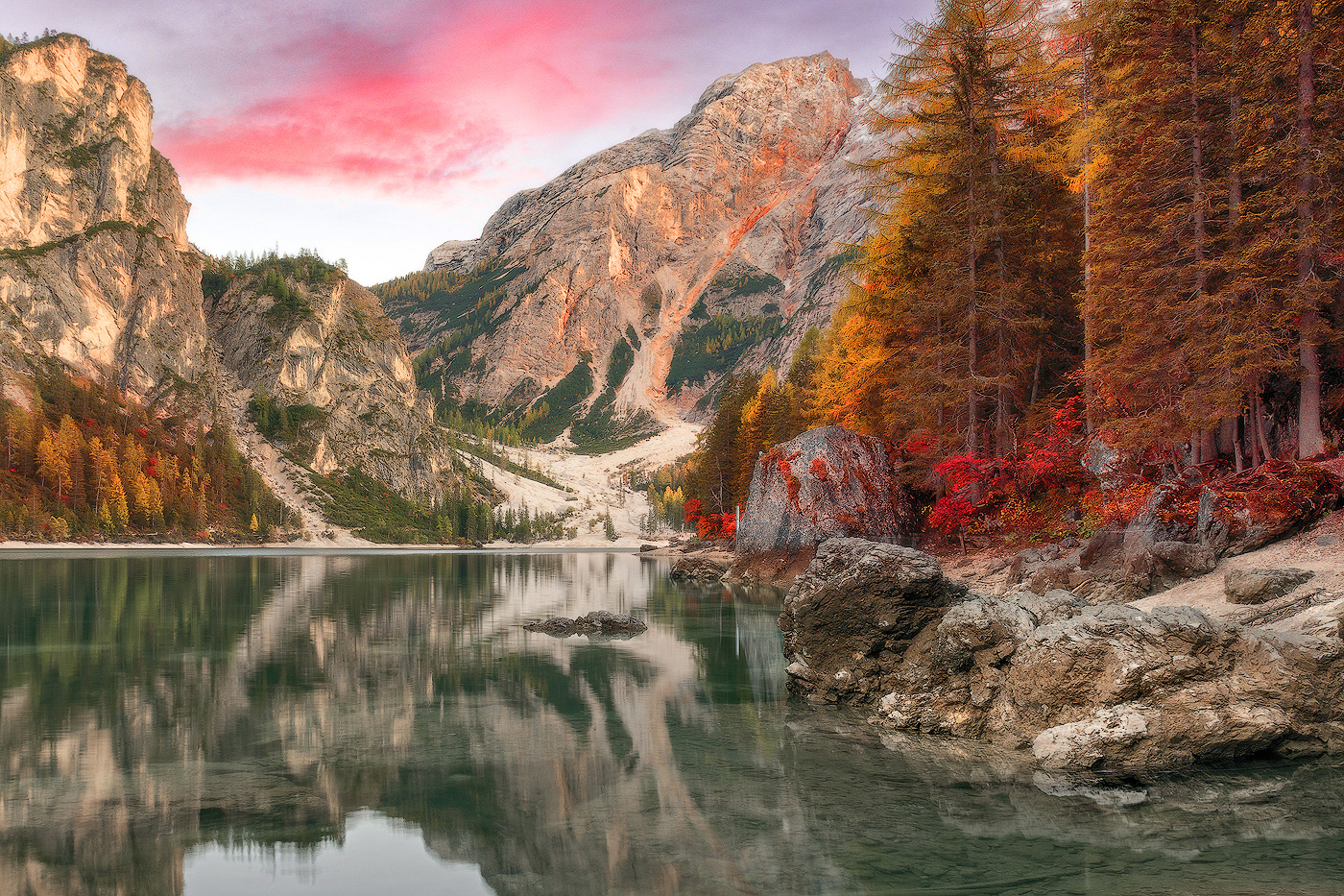 Lago di Braies in Autunno