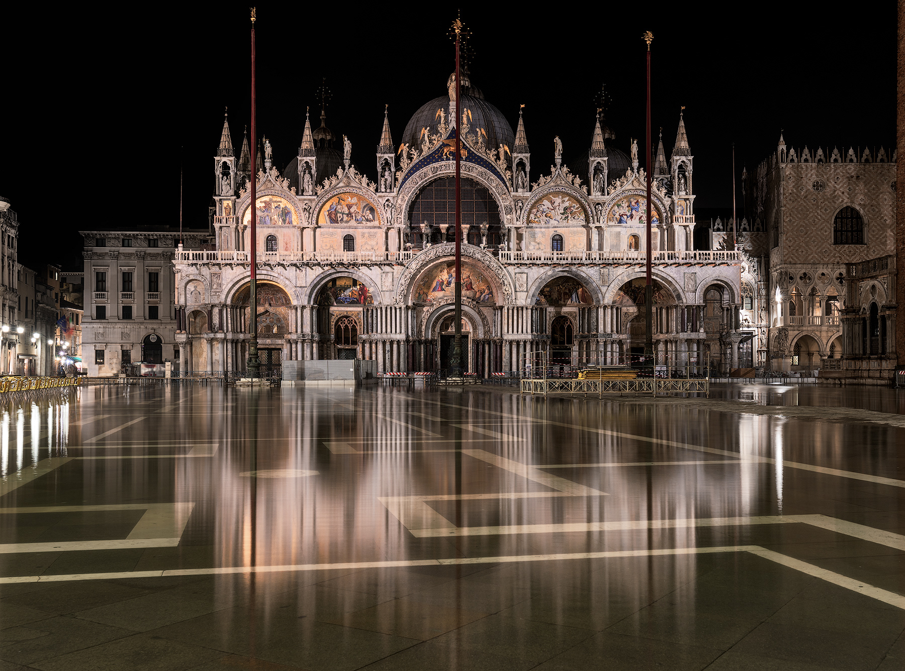 Basilica di San Marco a Venezia fotografata con acqua alta