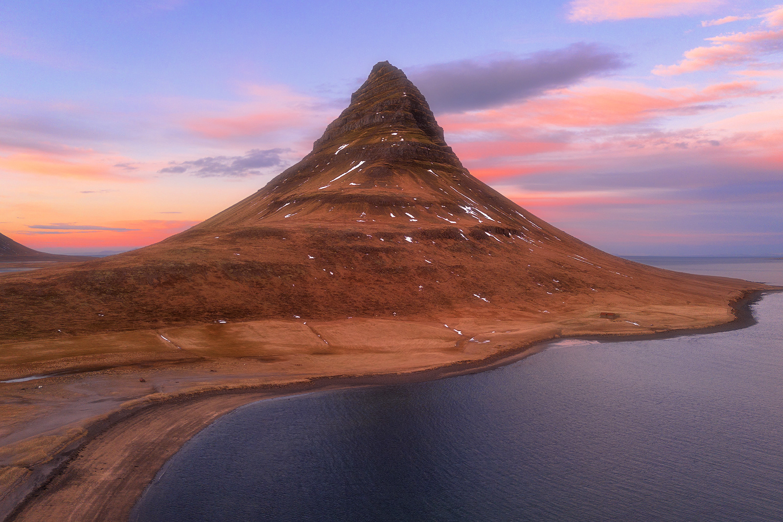 Veduta aerea del monte Kirkjufells in Islanda
