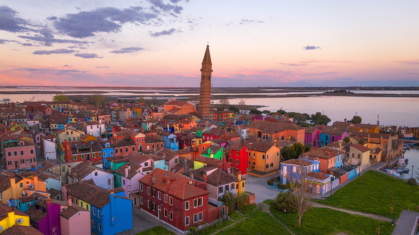 Fotografia aerea di Burano al tramonto