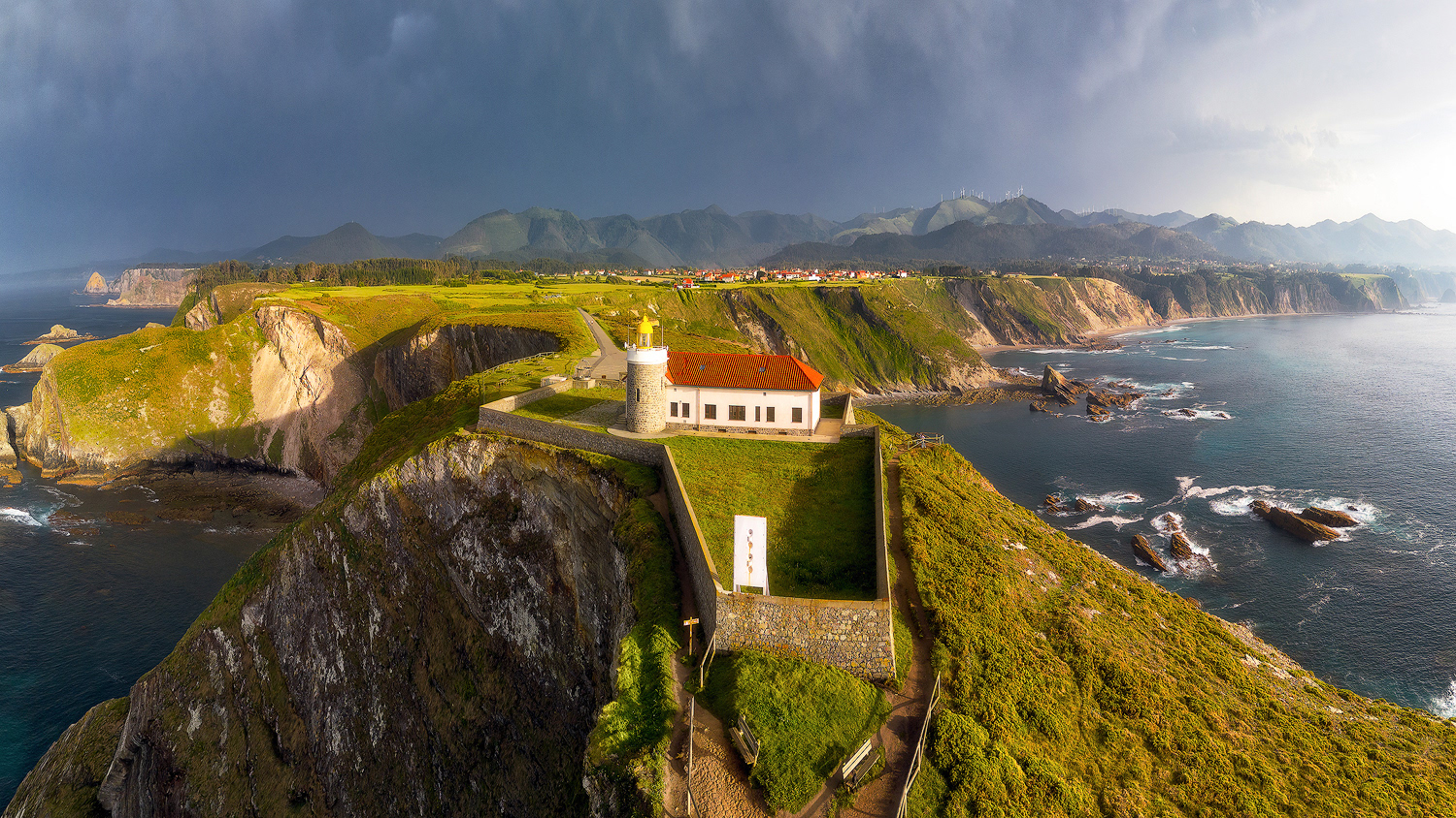 Faro di Cabo Vidío fotografato al tramonto, Asturie