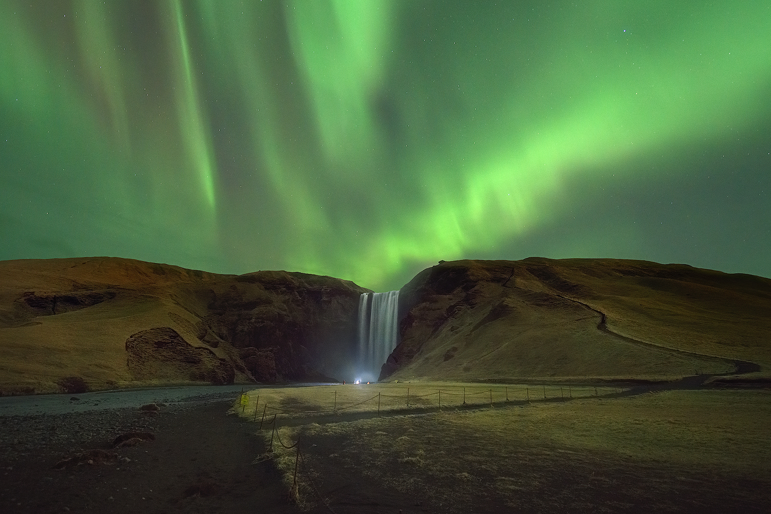 Aurora boreale sulla grande cascata di Skógafoss