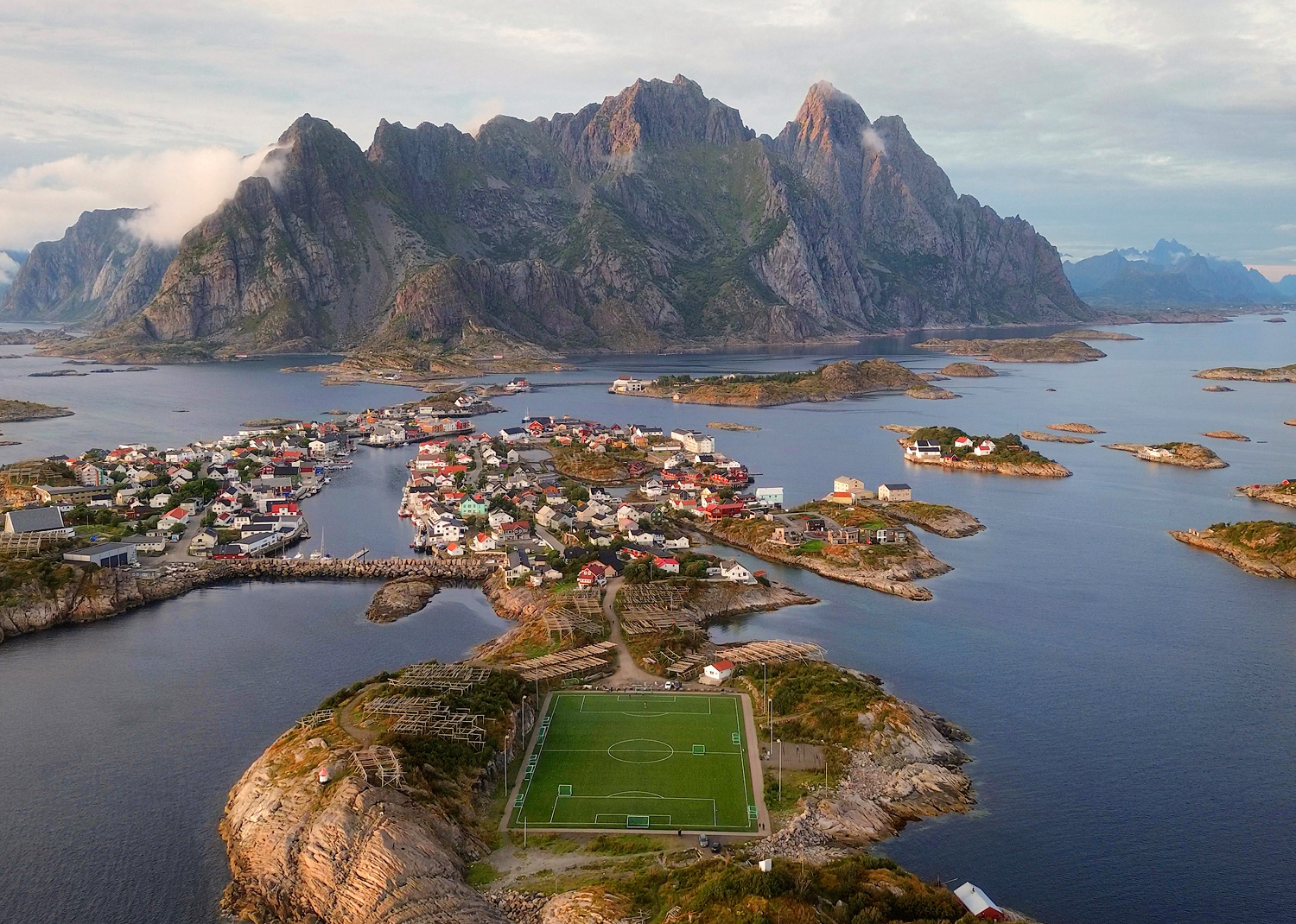 Villaggio norvegese ripreso con drone