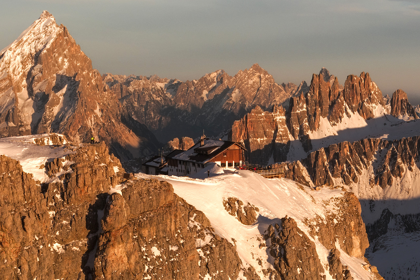 Rifugio Lagazuoi con paesaggio Dolomitico