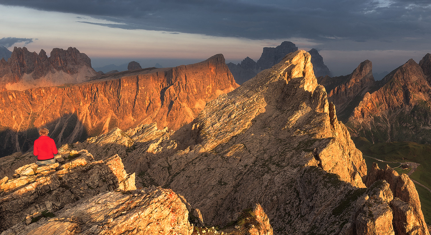 Paesaggio Dolomitico con donna che osserva