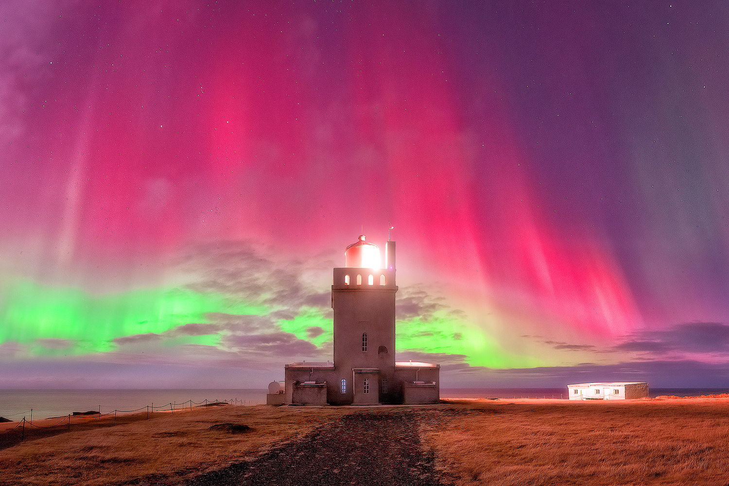 Faro di Dyrhólaey con Aurora Boreale