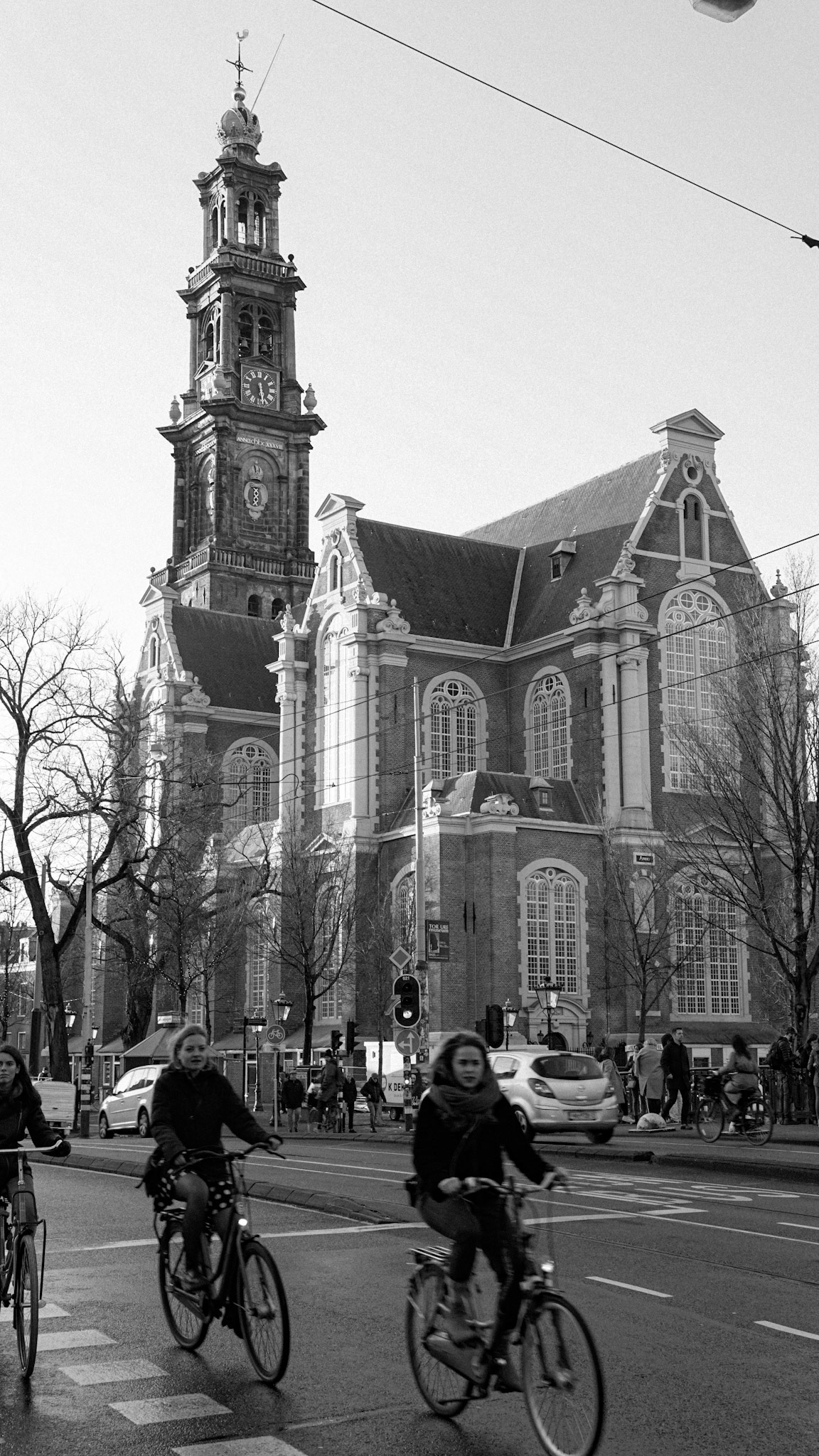 Iglesia y chicas