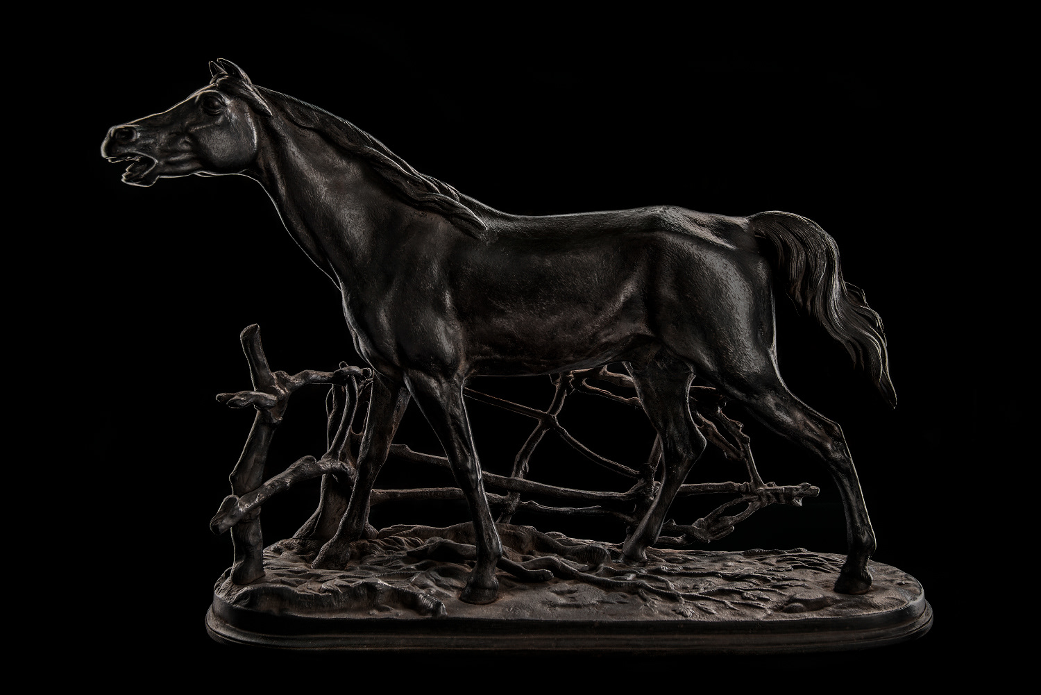 Профессиональный снимок статуэтки лошади для антикварной лавки
