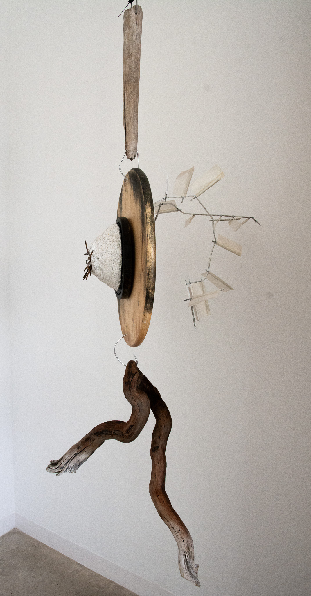 Camina la sonámbula (2024) Escultura móvil. Madera, metal y papel maché. Medidas: 1'20x50x63 cm.