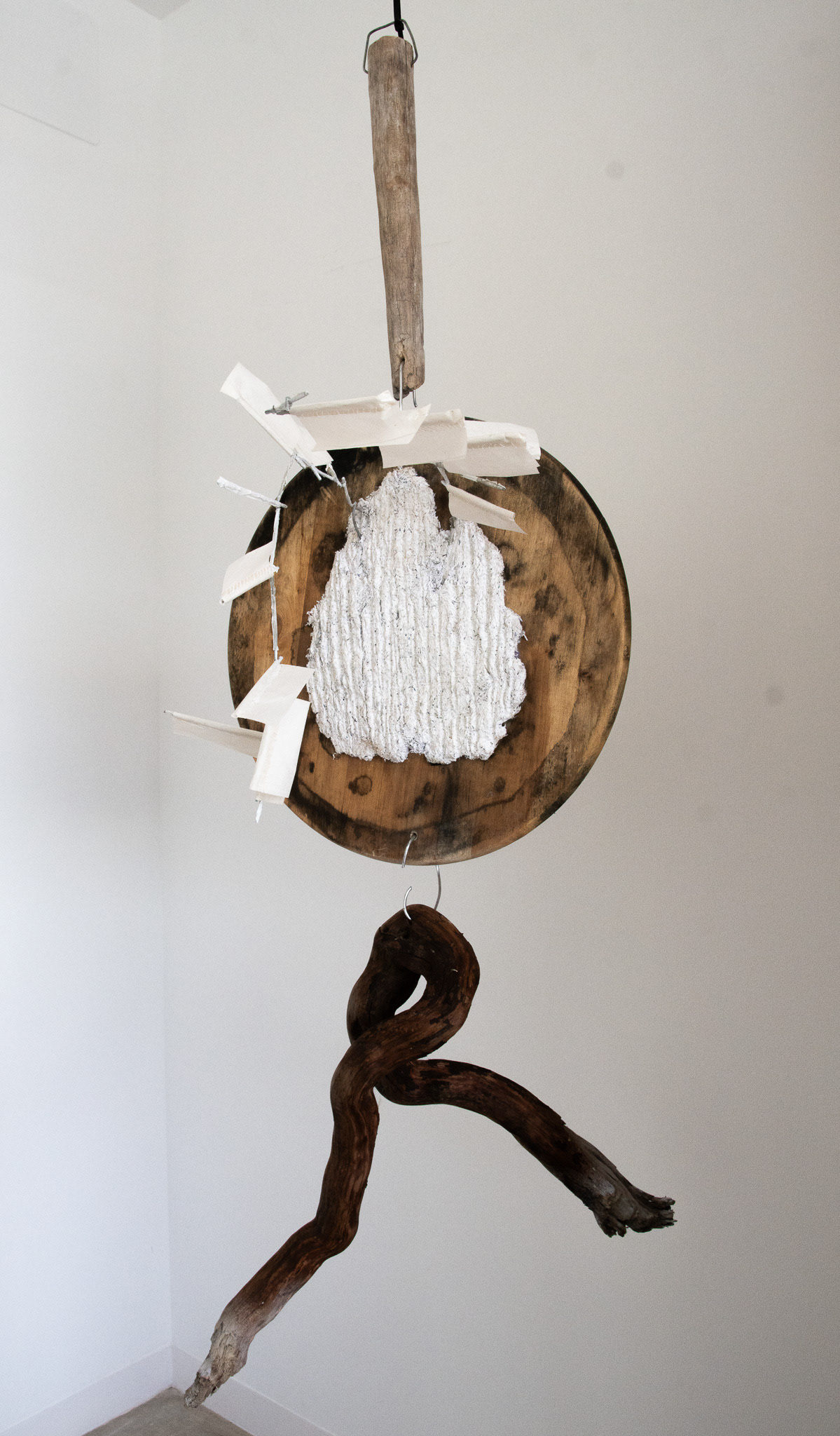 Camina la sonámbula (2024) Escultura móvil. Madera, metal y papel maché. Medidas: 1'20x50x63 cm.