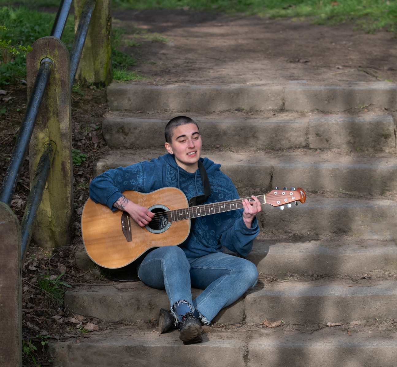 Singer on the stairs