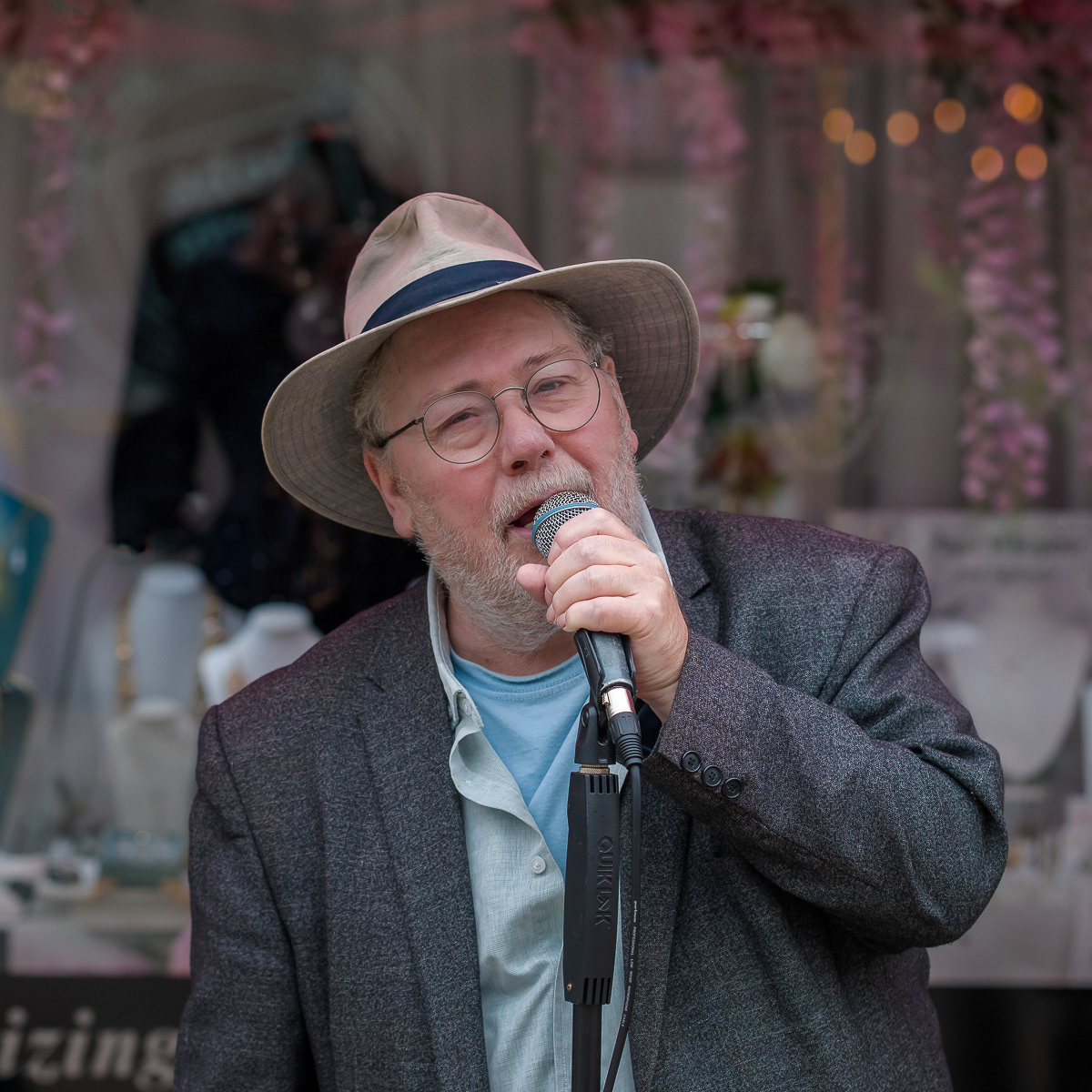 Street singer in Kirkcaldy