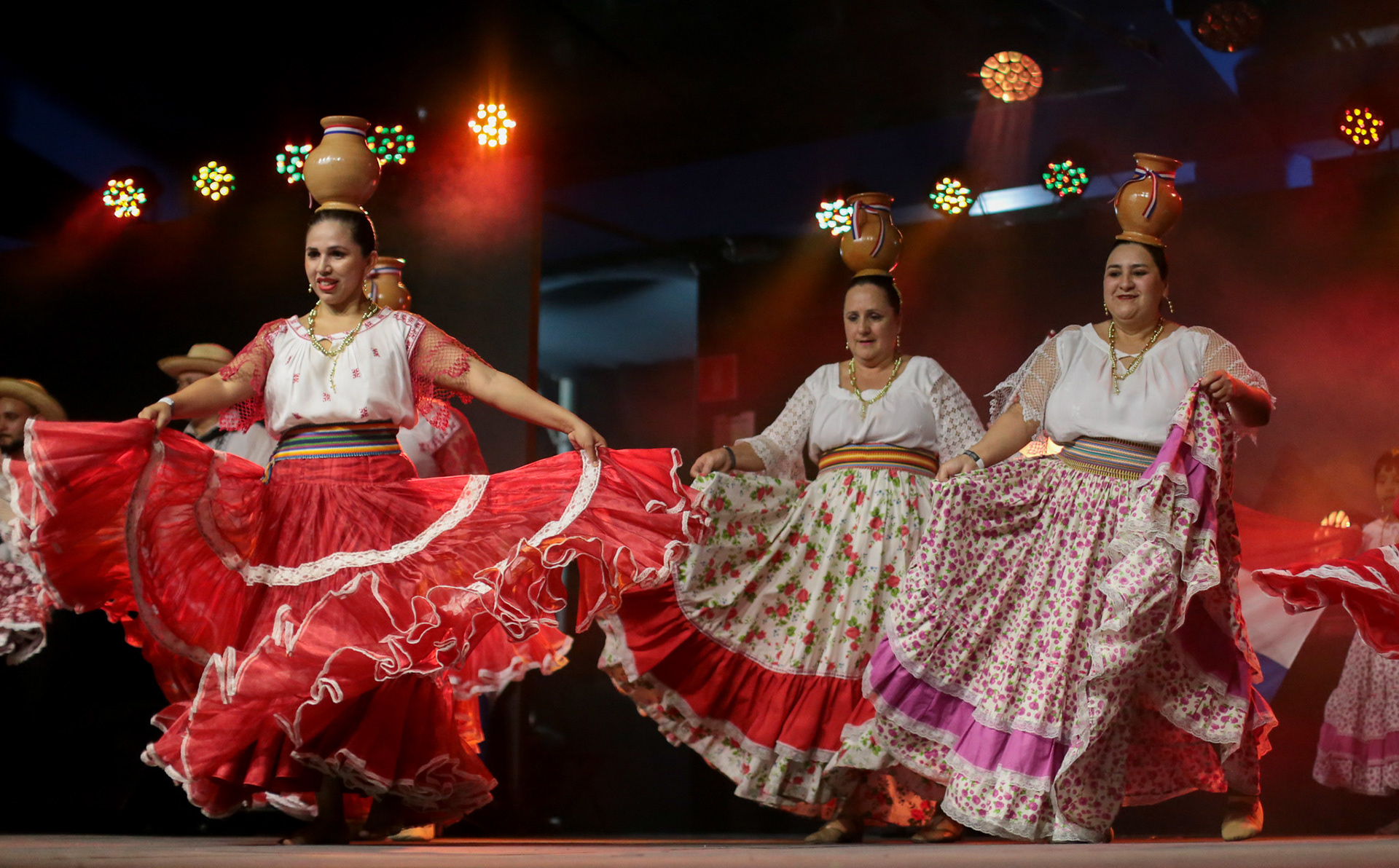Dança tradicional Paraguaia na Festa do Imigrante