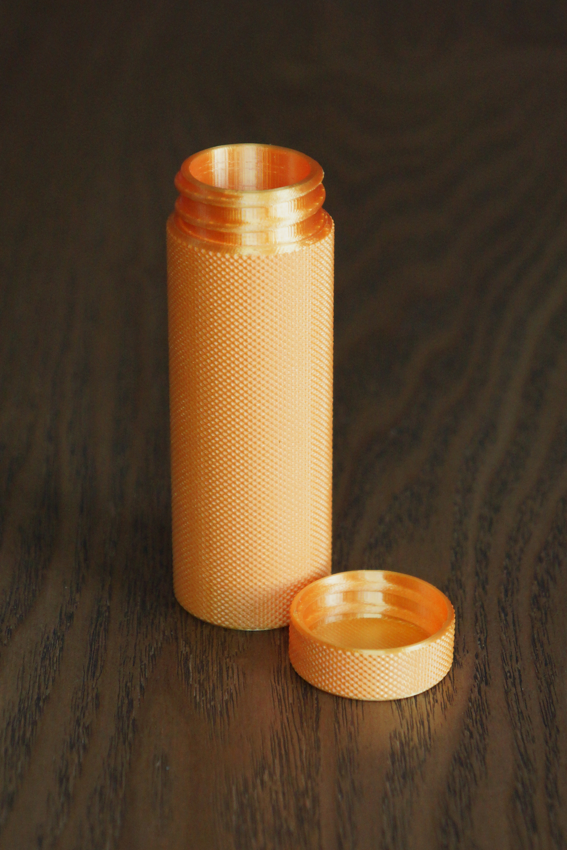 Knurled container (gold)