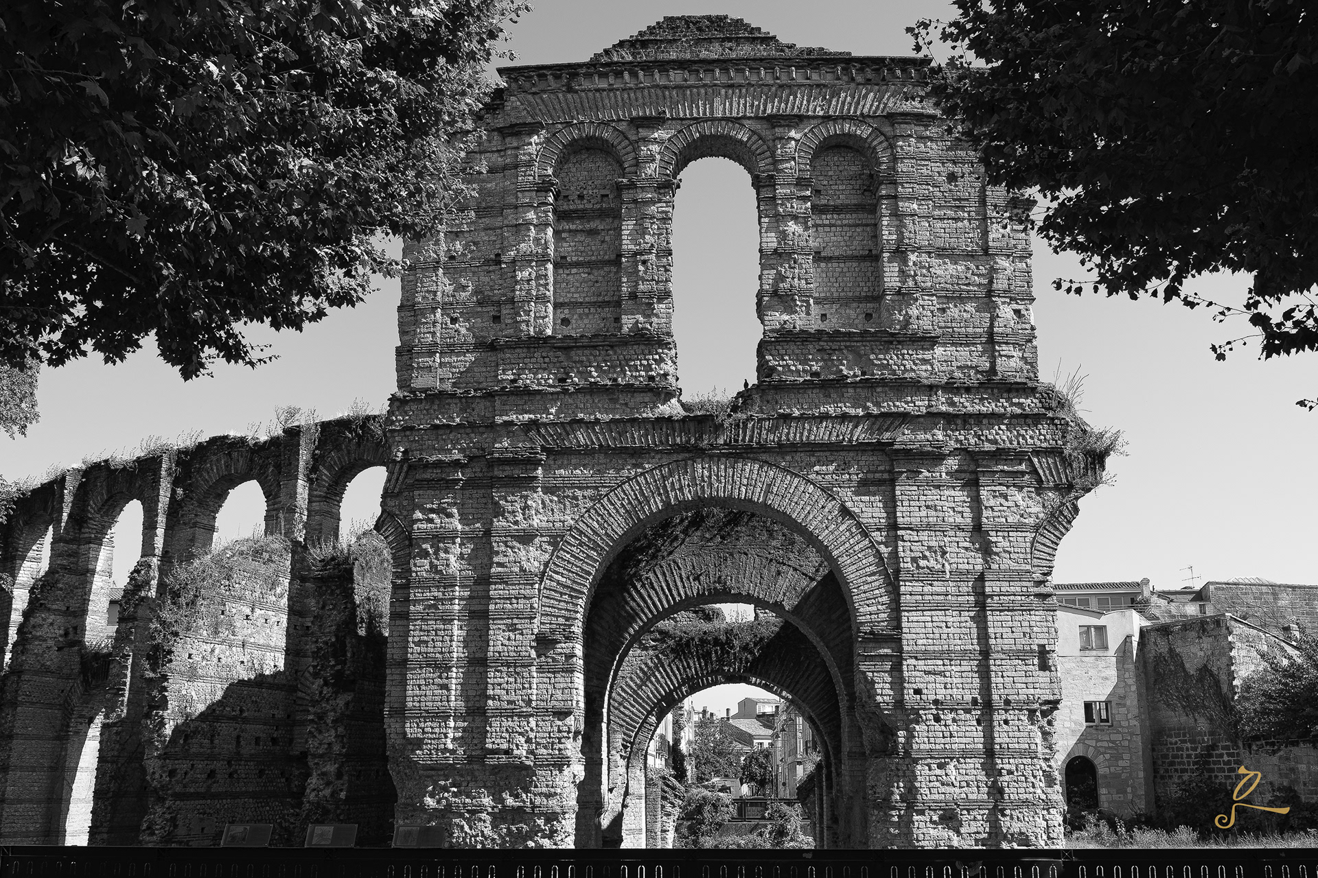 dans les rues de bordeaux, appréciez le palais gallien, qui n'en est pas un 
