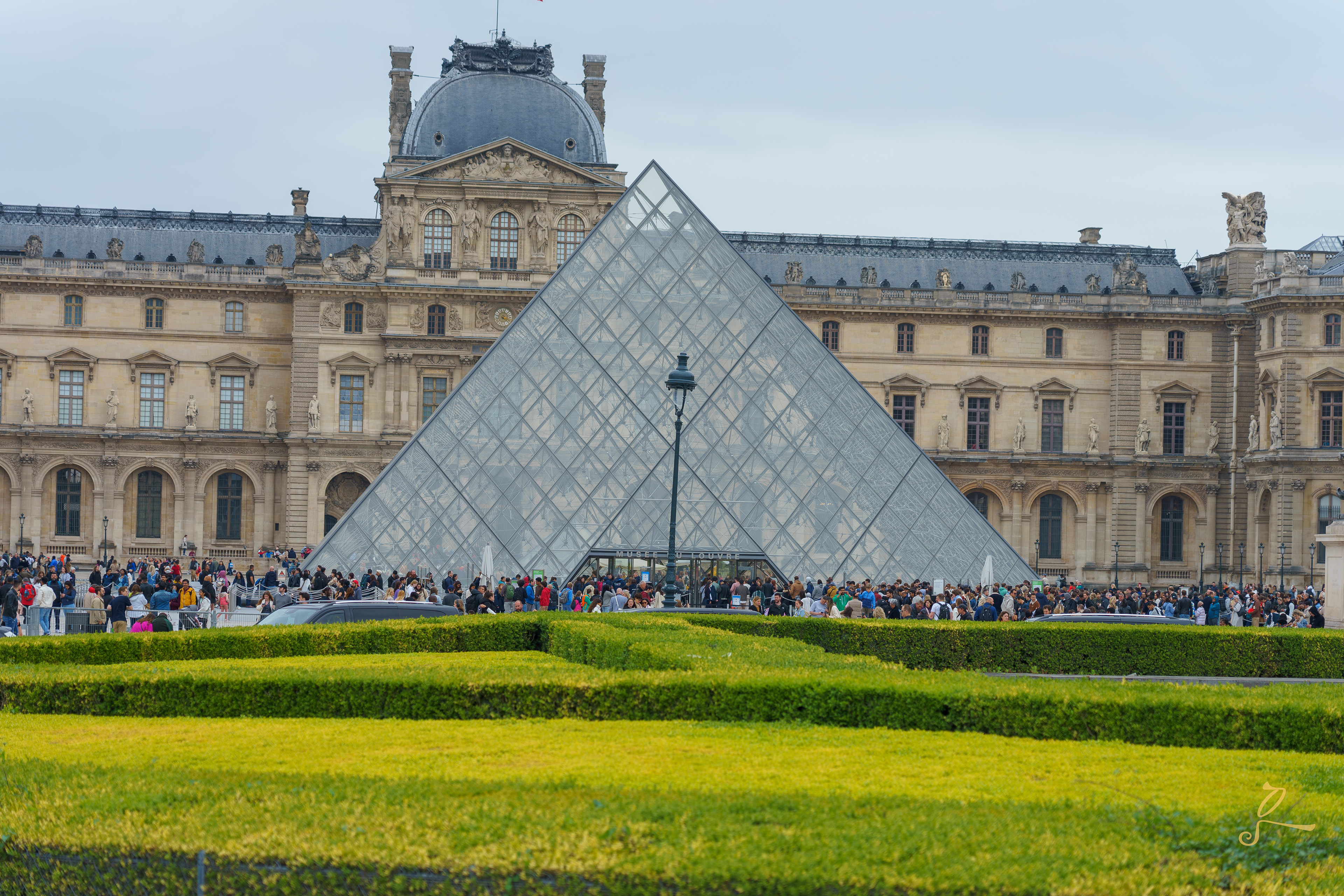 attraction touristique majeure de paris, le musée du Louvre, à faire et a refaire, par Sibiry photographie 