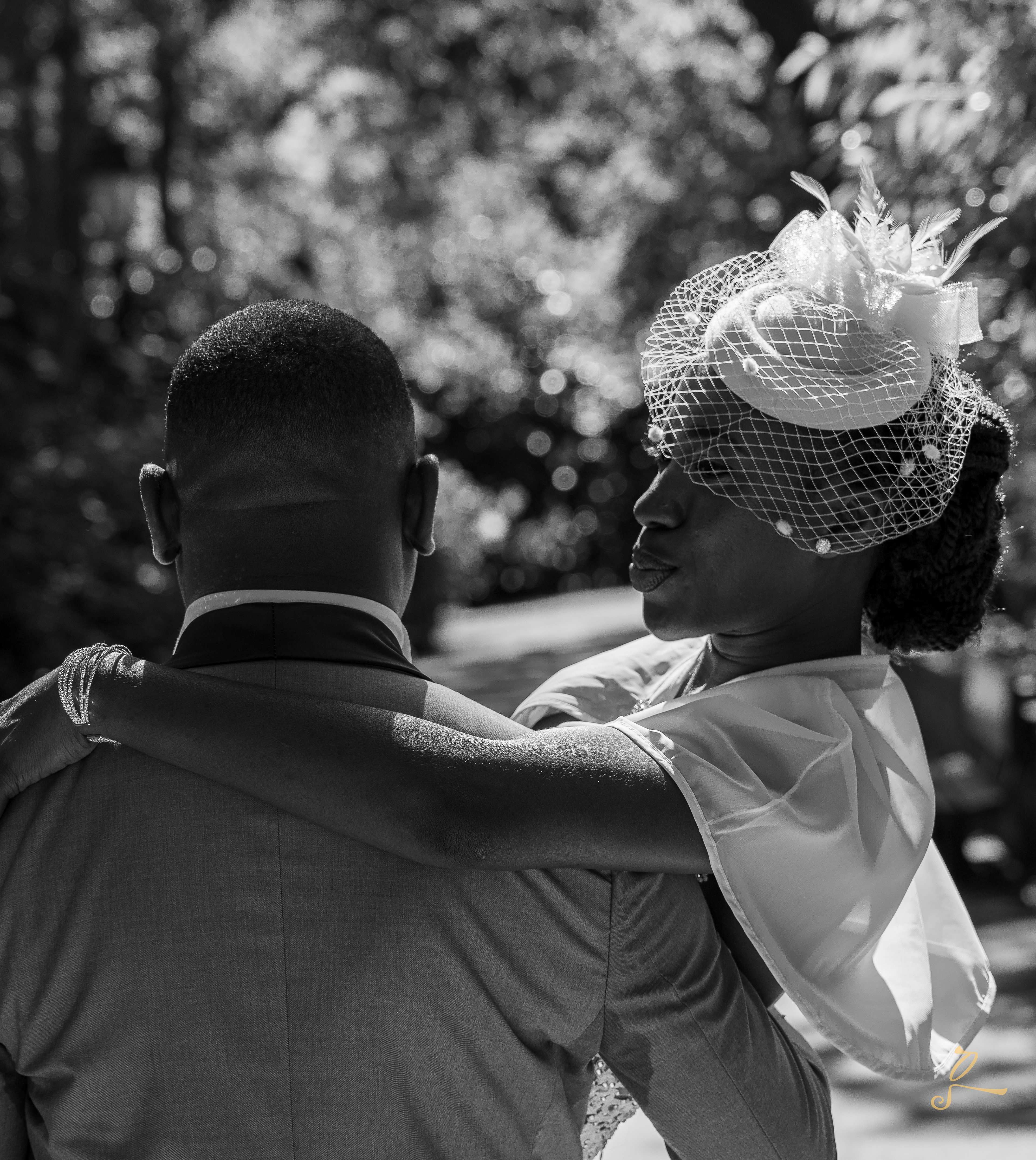 c'est le jour de mariage, beau couple, photo de dos, monsieur porte madame, un blanc noir excellent, l'amour est dans l'air, très beau couple pris en photo par Sibiry photographie, mariage parisien