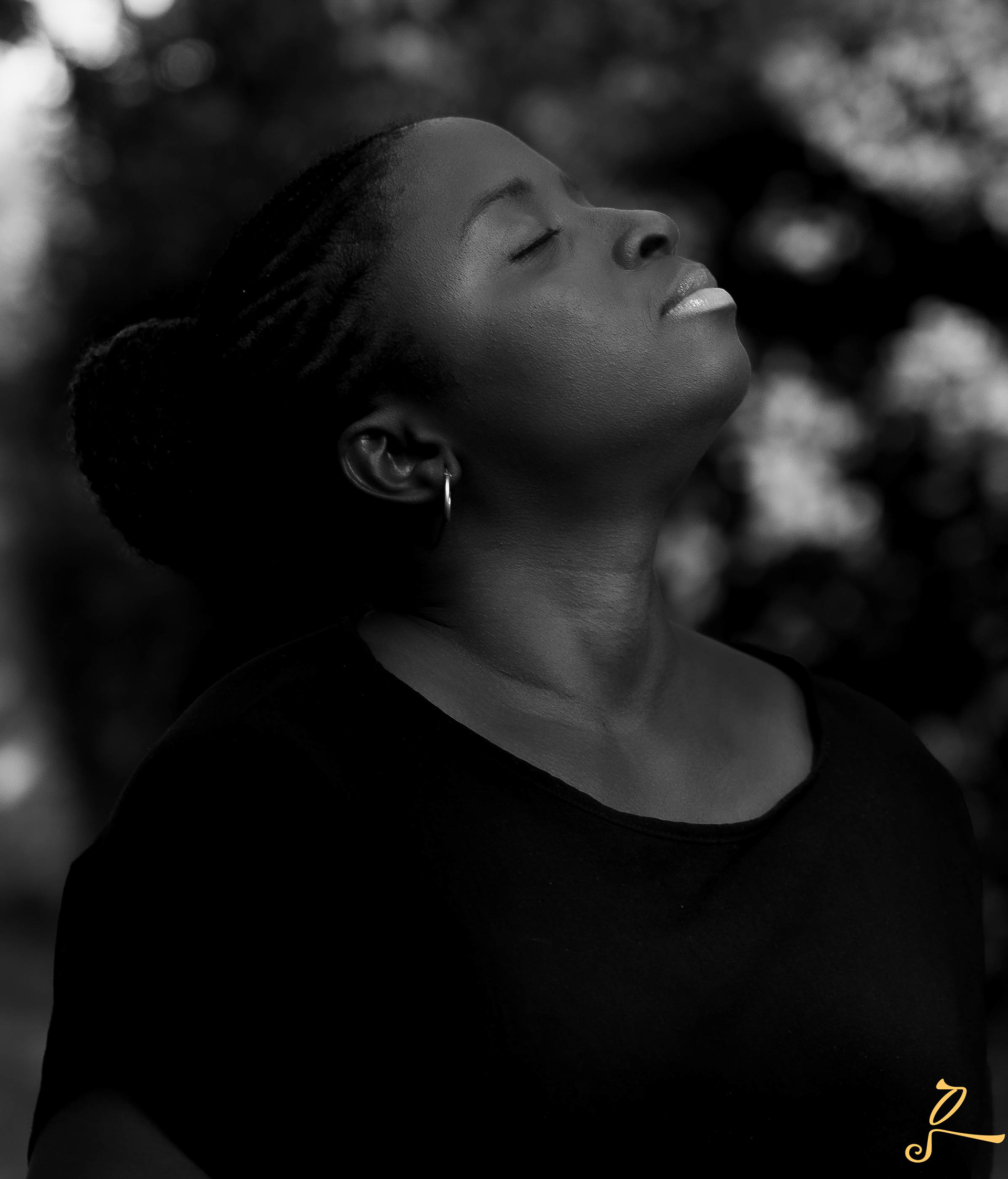 beau portrait qui incarne une beauté divine dans sa majesté, un noir et blanc parfaitement maitrisé, très élégante 