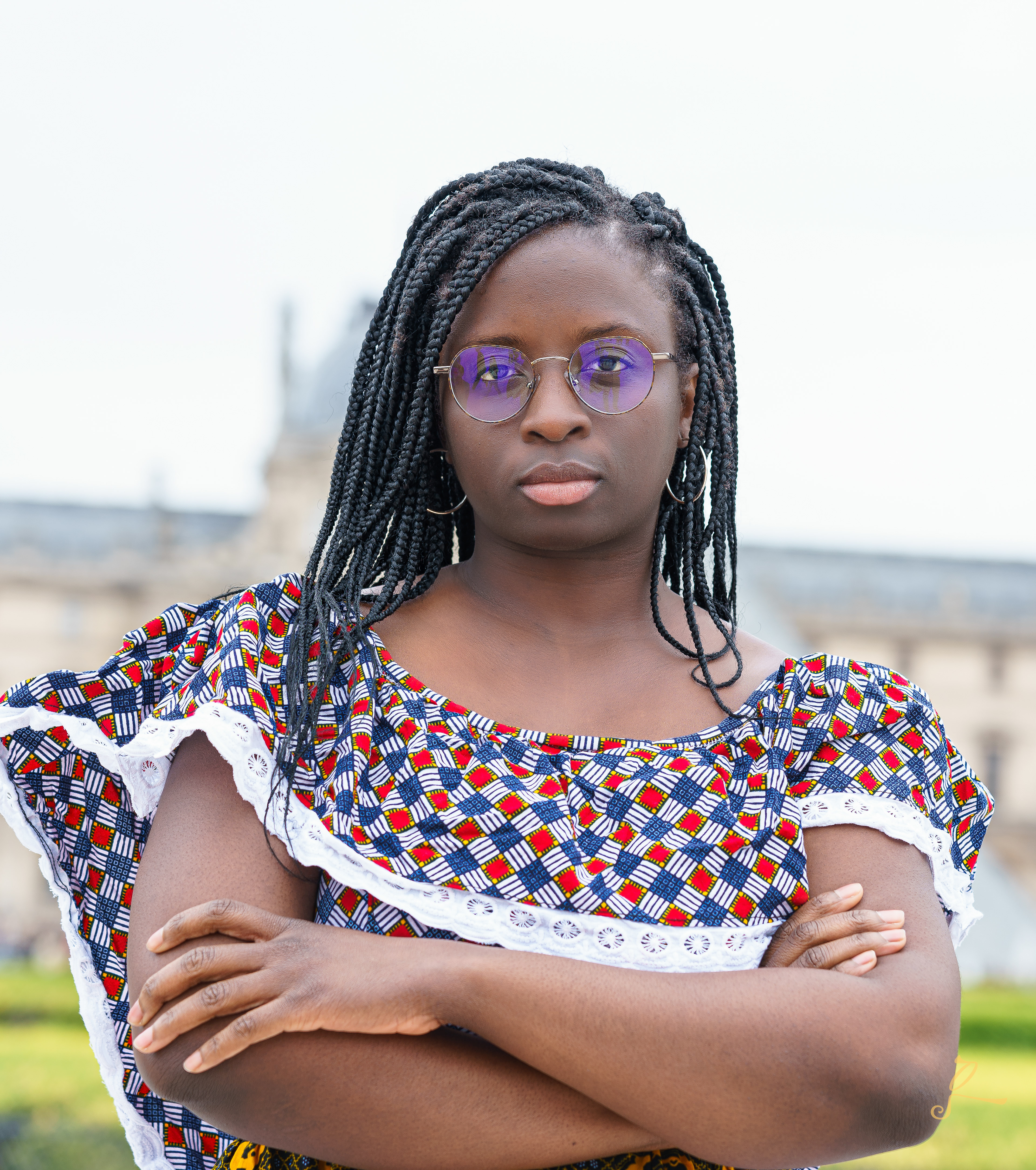 portrait professionnel d'une jeune dame pour photo de profil Linkedin, Branding personnel en photo, colorimétrie maitrisée 