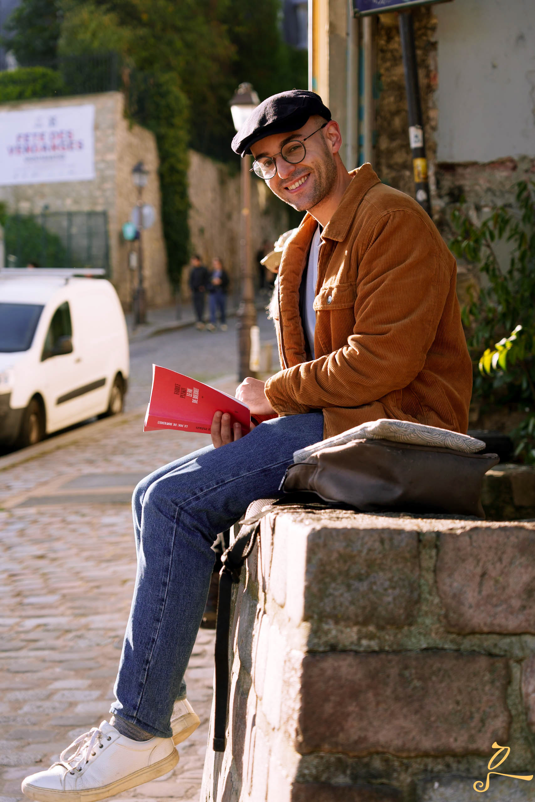 à montmartre beau portrait d'un jeune homme profitant du soleil en lisant un livre