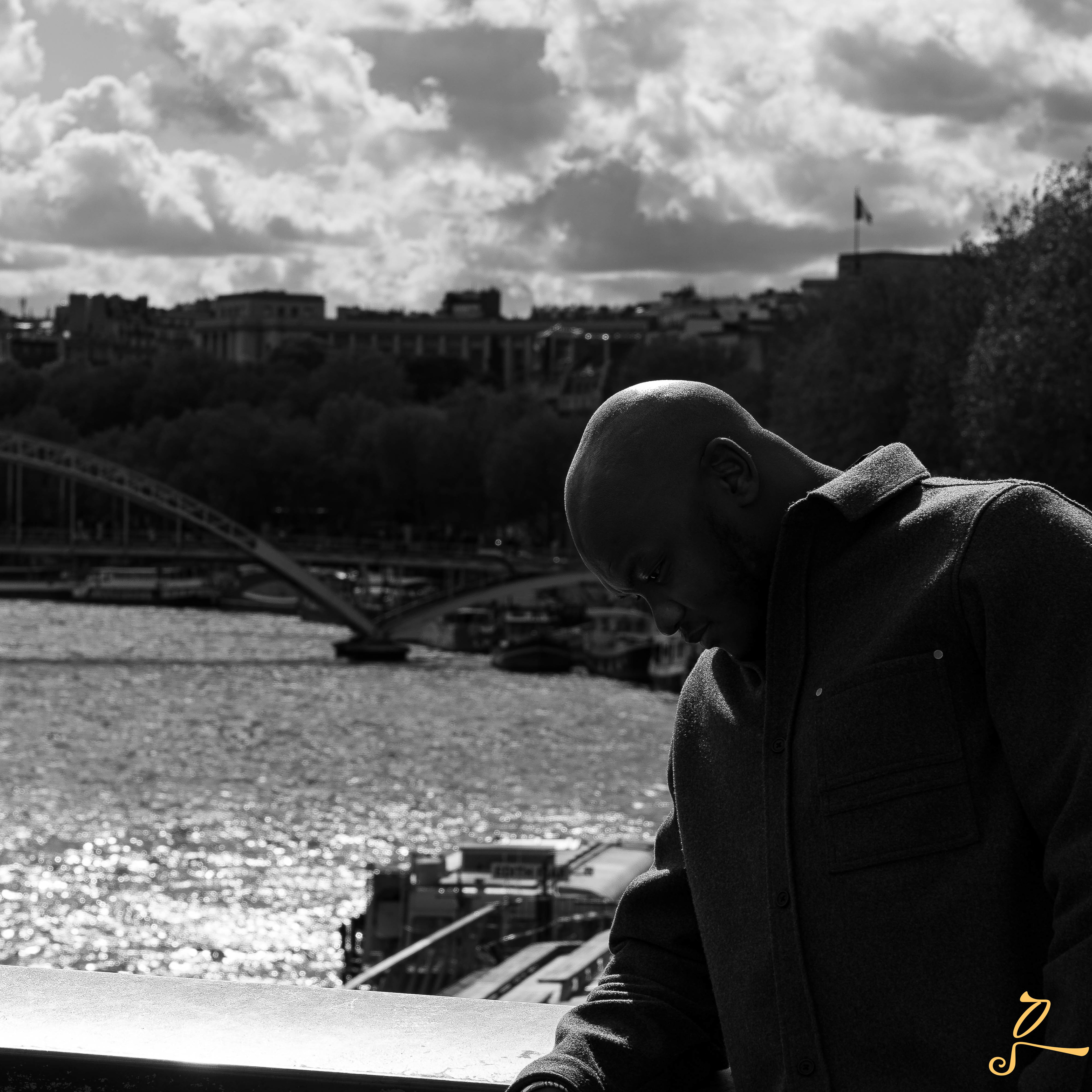 beau portrait en noir et blanc d'un jeune homme dans paris, noir et blanc maitrisé 