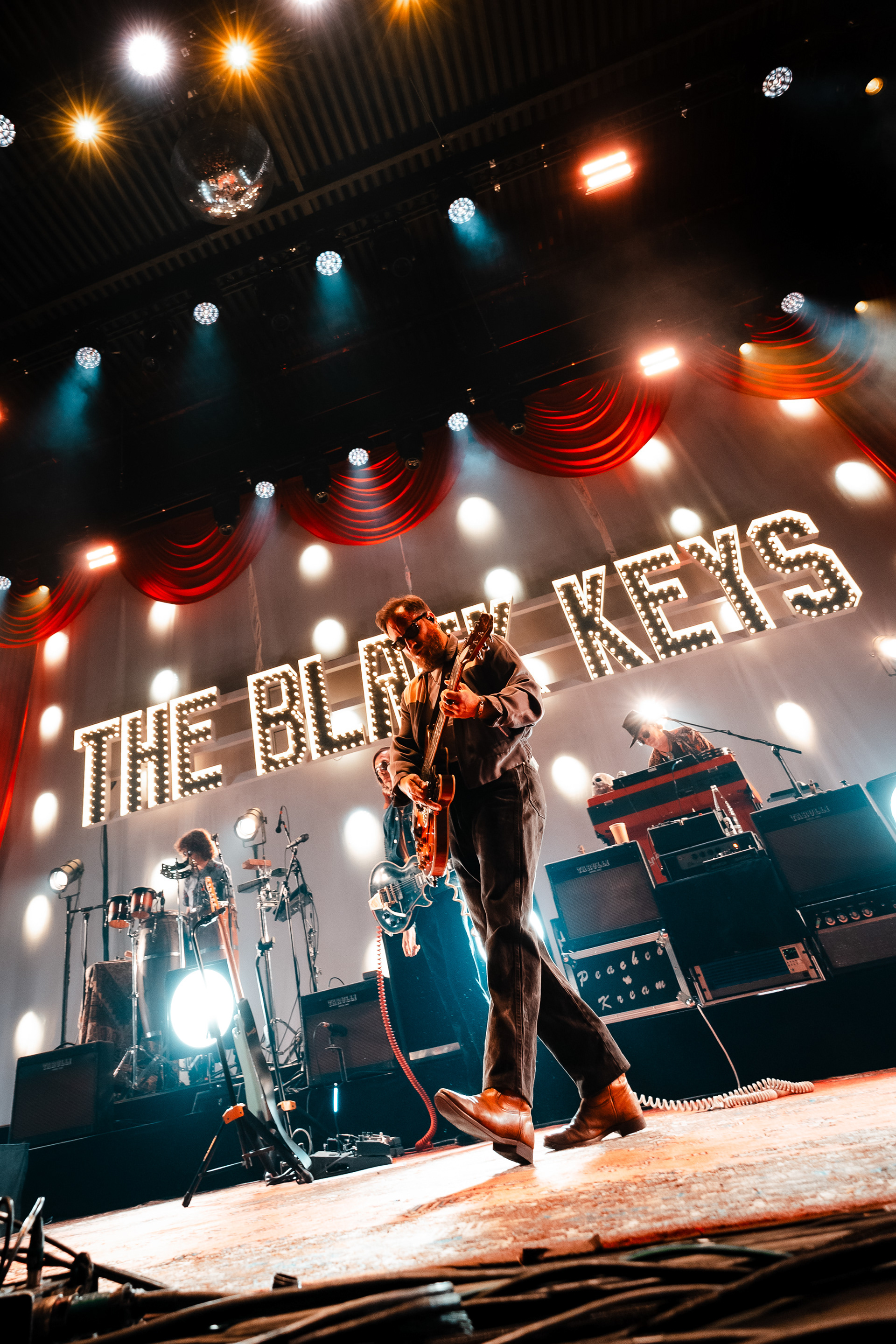 THE BLACK KEYS