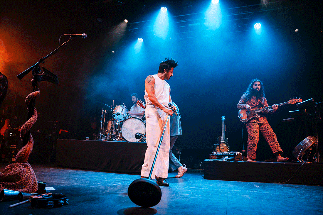 YOUNG THE GIANT