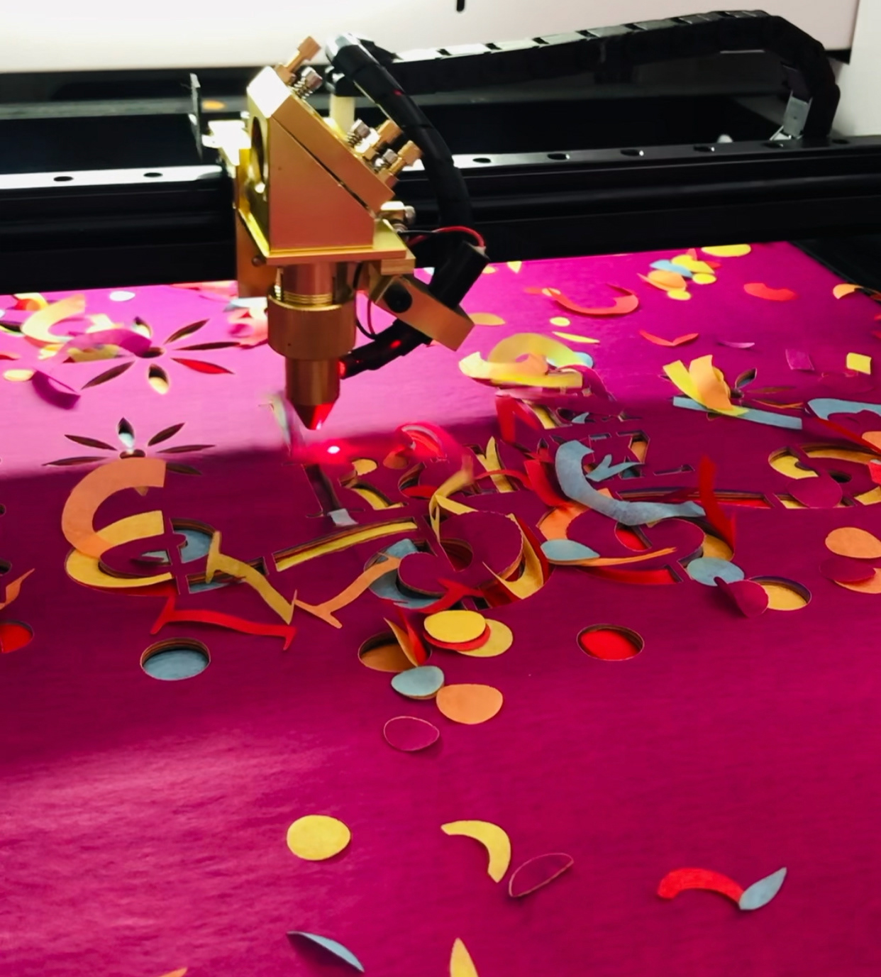 Papel picado personalizado con corte láser