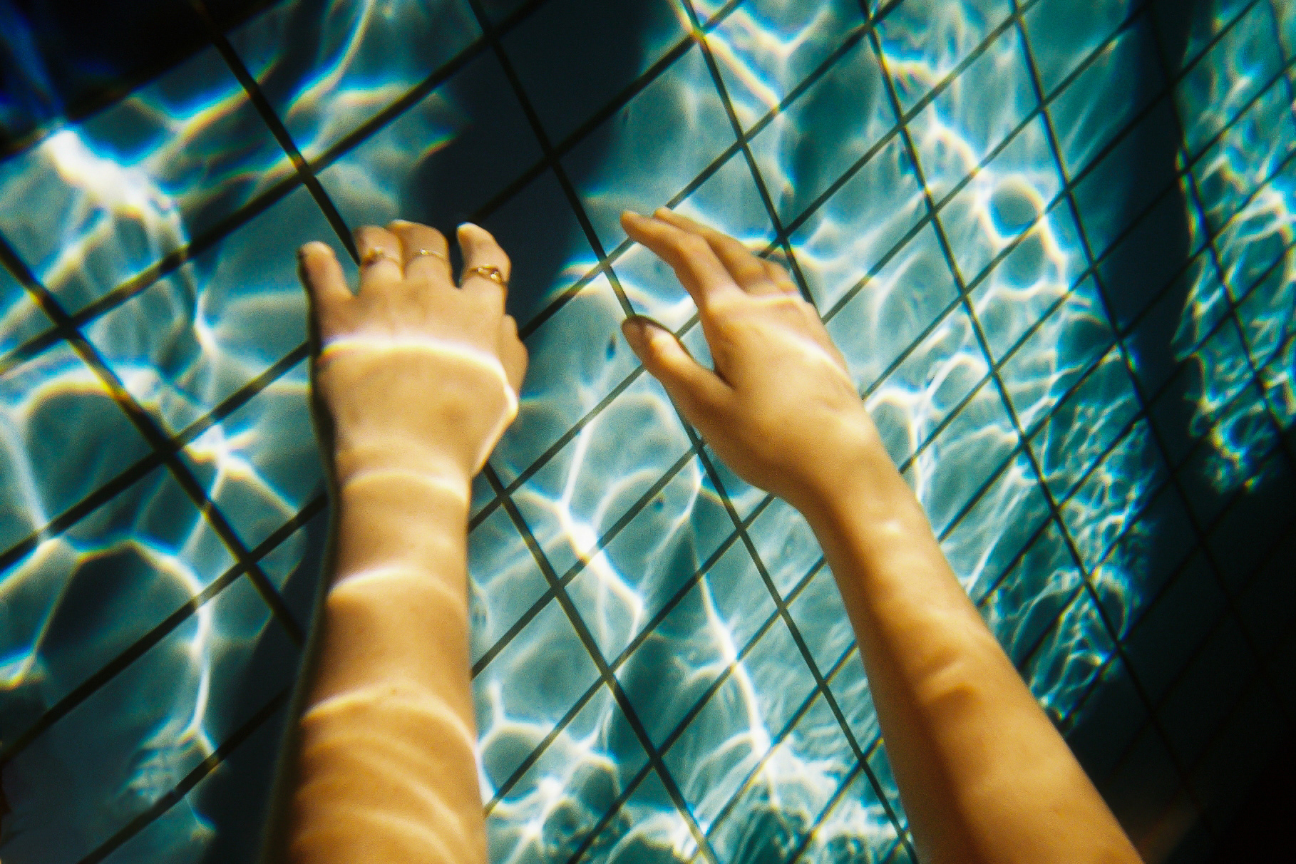 Las Manos Serie “La Pool” 2020 Fotografía análoga en papel Semi-Gloss 18x24 in | 46x61 cm
