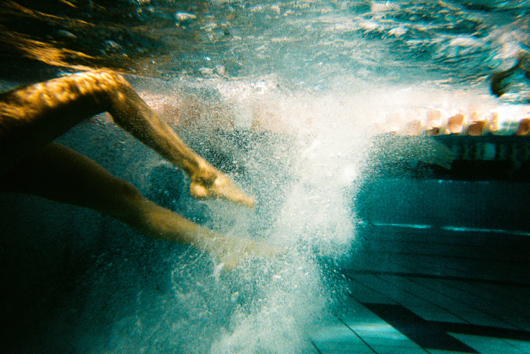 Las Piernas Serie “La Pool” 2020 Fotografía análoga en papel Semi-Gloss 18x24 in | 46x61 cm