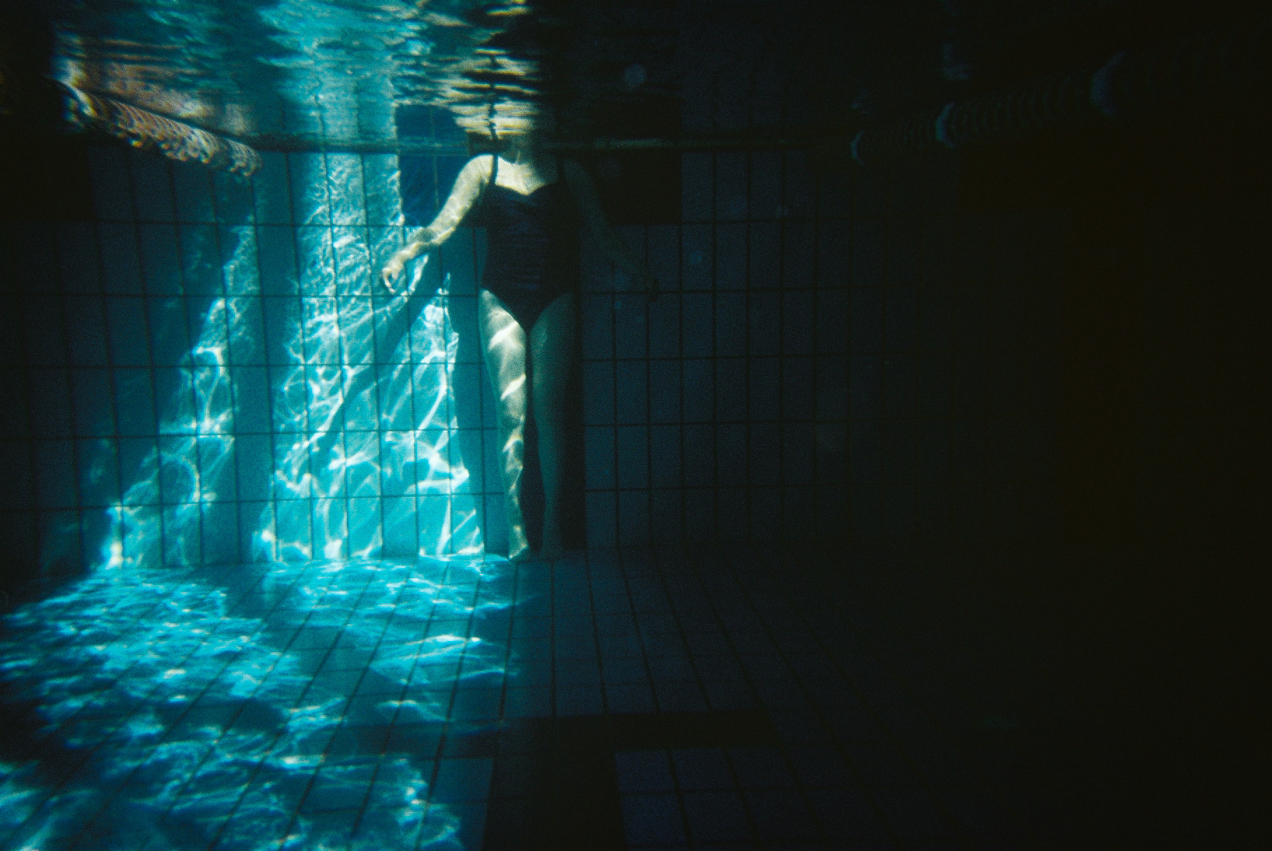 El Cuerpo Serie “La Pool” 2020 Fotografía análoga en papel Semi-Gloss 18x24 in | 46x61 cm