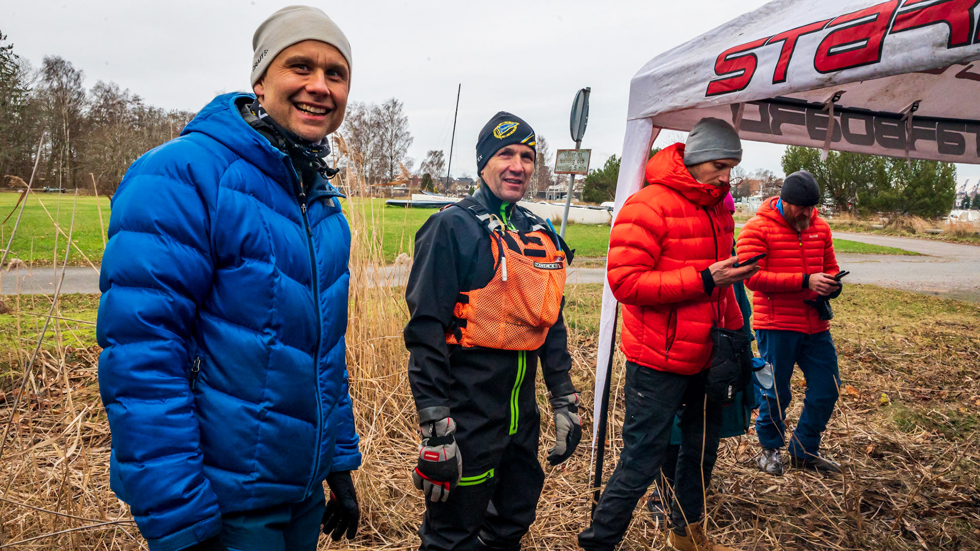 BCFPR veterans Håkan Lindgren and Jonny Trostensson are all smiles. Mattias Eriksson and Johan Ulfving enter Erik's mobile number into their phones after the safety meeting.