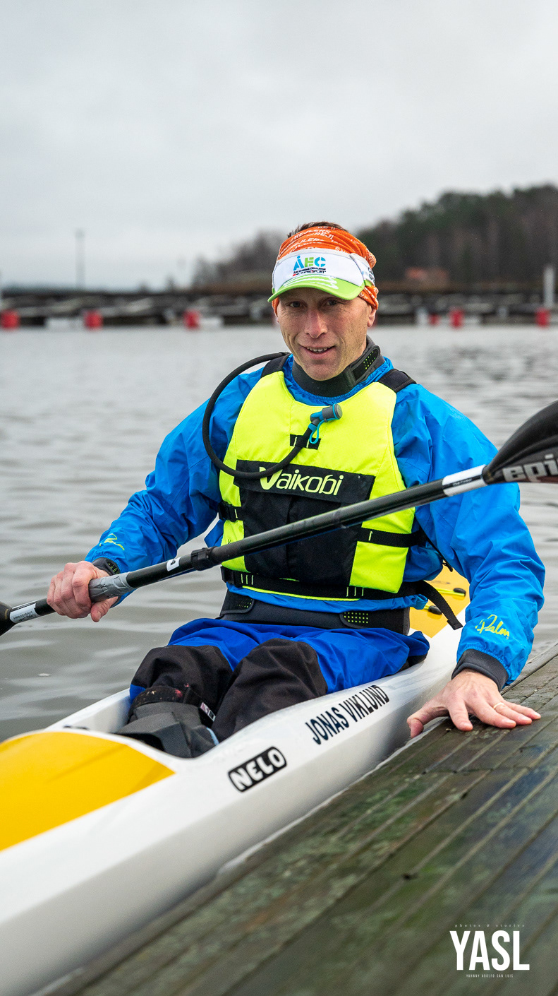 Jonas Viklund at the start of the 8th Annual Bråviken Cold Feet Paddle Race